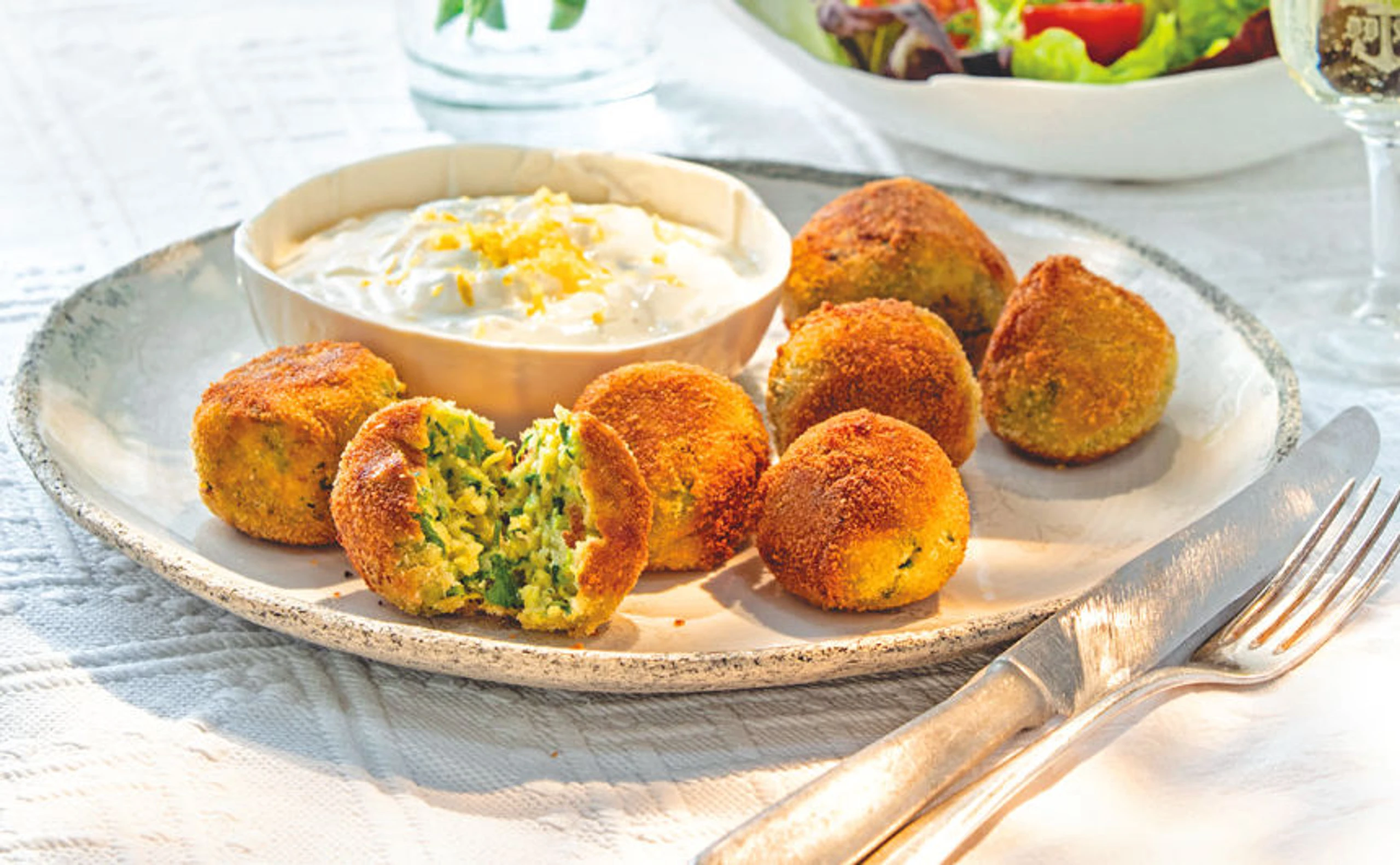 Zucchini-Käsebällchen mit Knoblauchdip