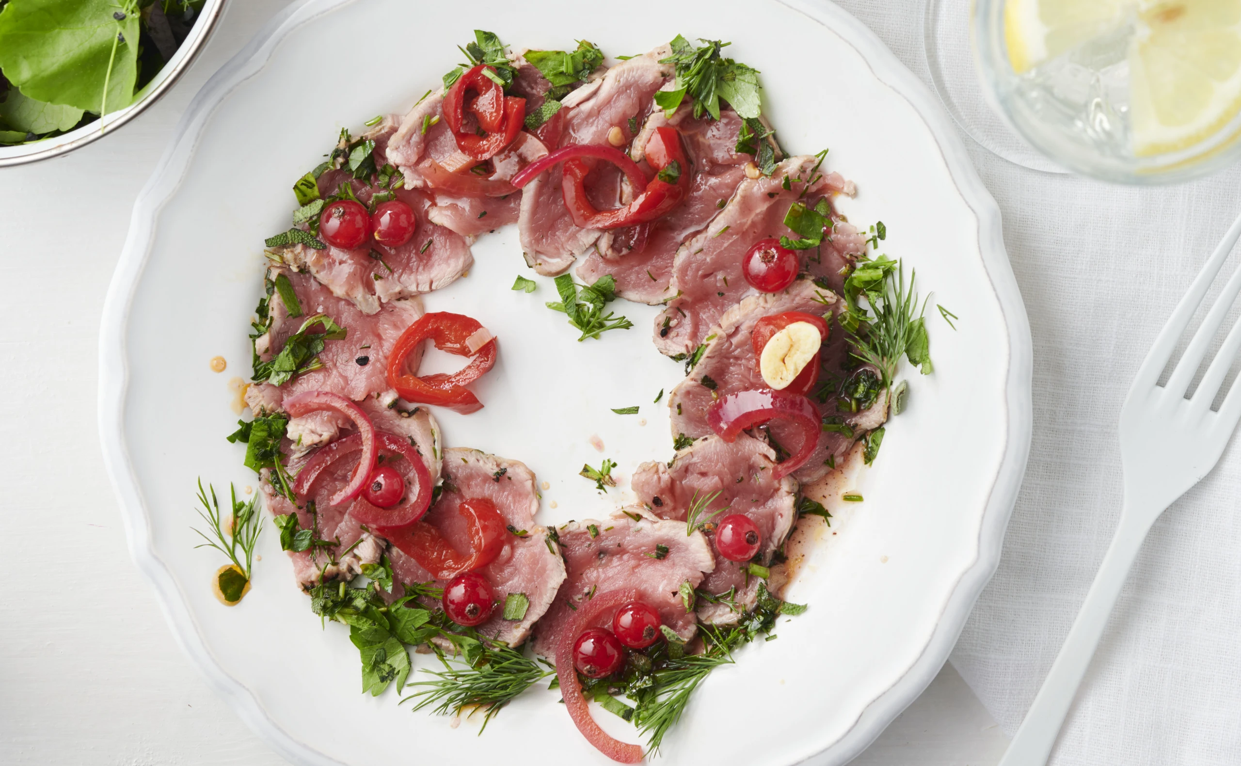 Kalbscarpaccio mit Kräutern und Ribiselrelish