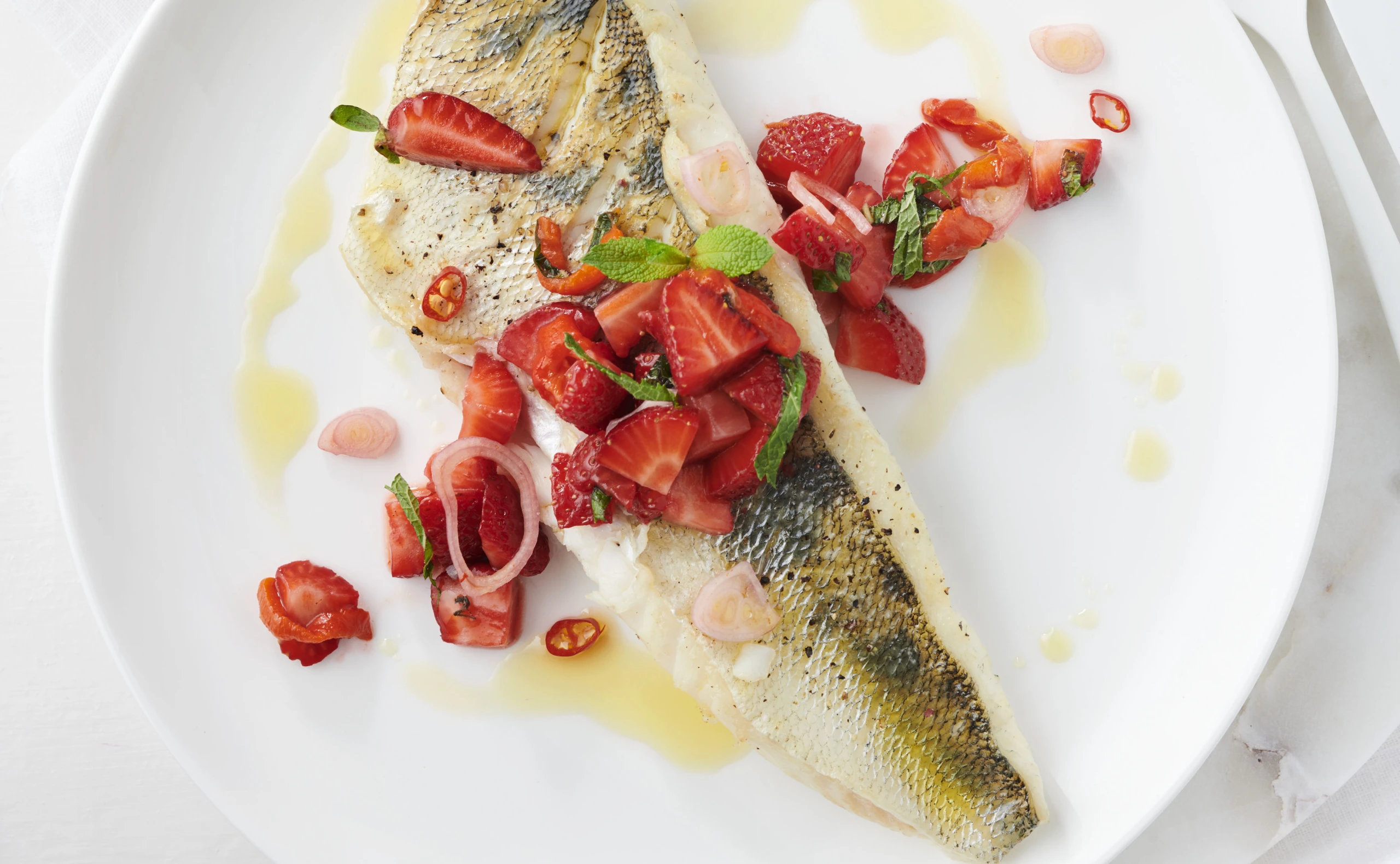 Knuspriger Zander mit Erdbeer-Chili-Salsa