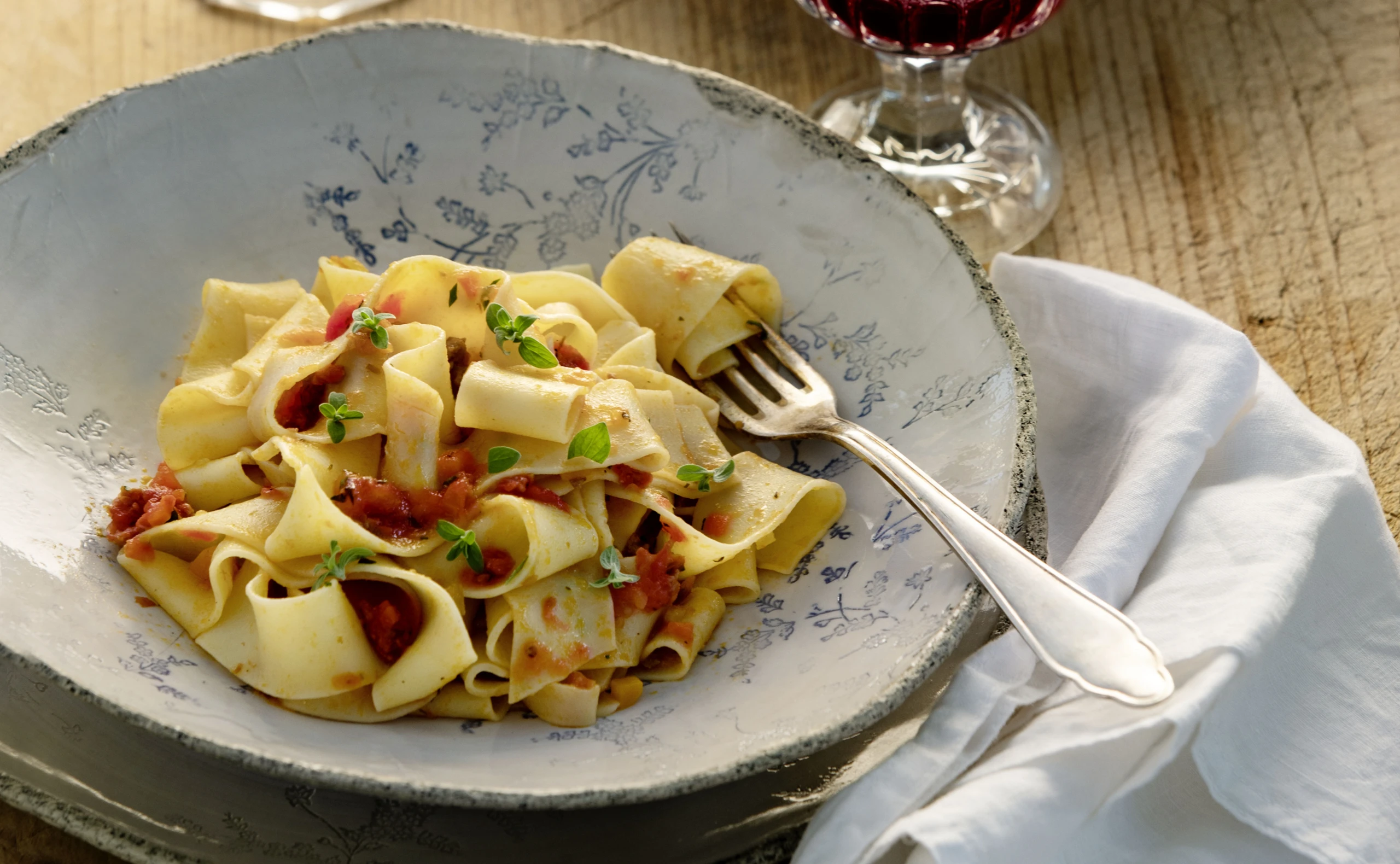 Pappardelle mit Paradeis-Salsicciasugo