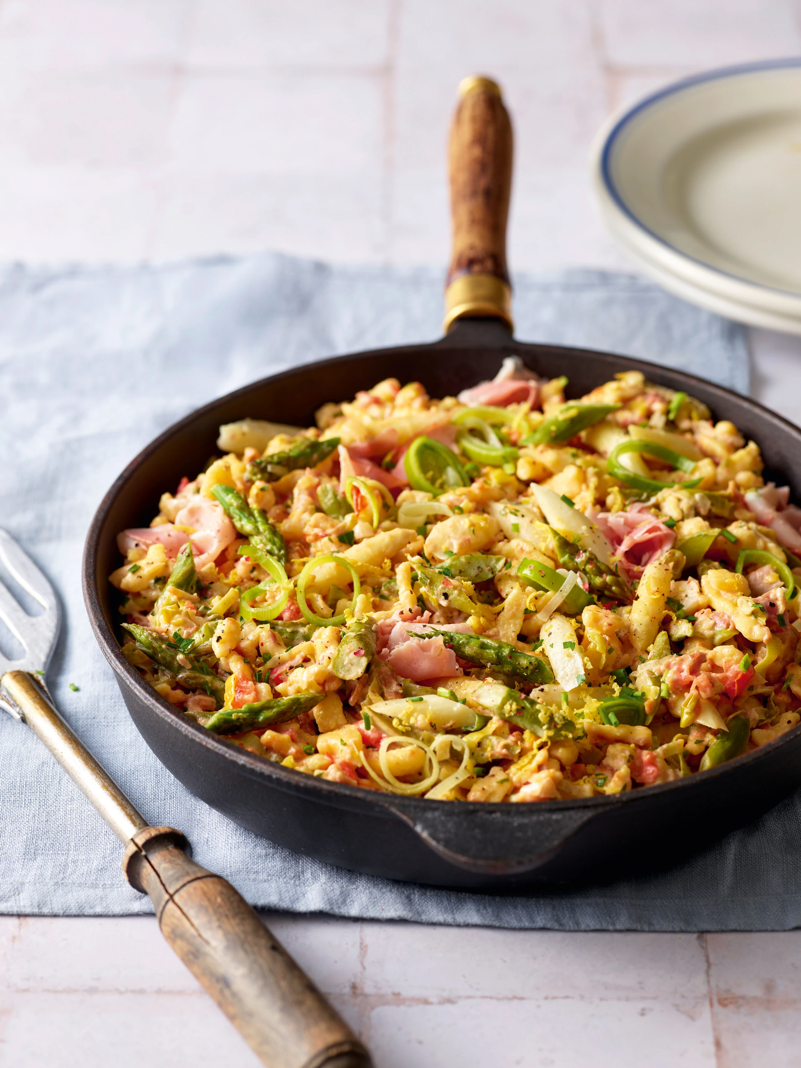 Spargel-Spätzlepfanne mit Schinken