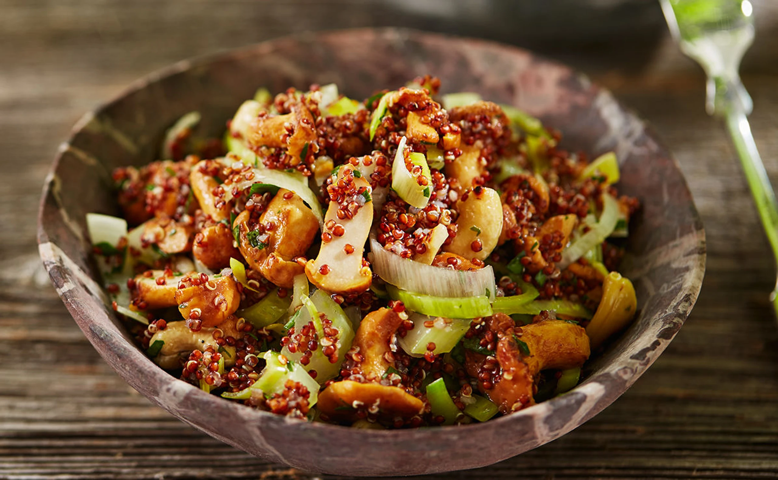 Roter Quinoasalat mit Schwammerln und Orangen-Cashewdressing