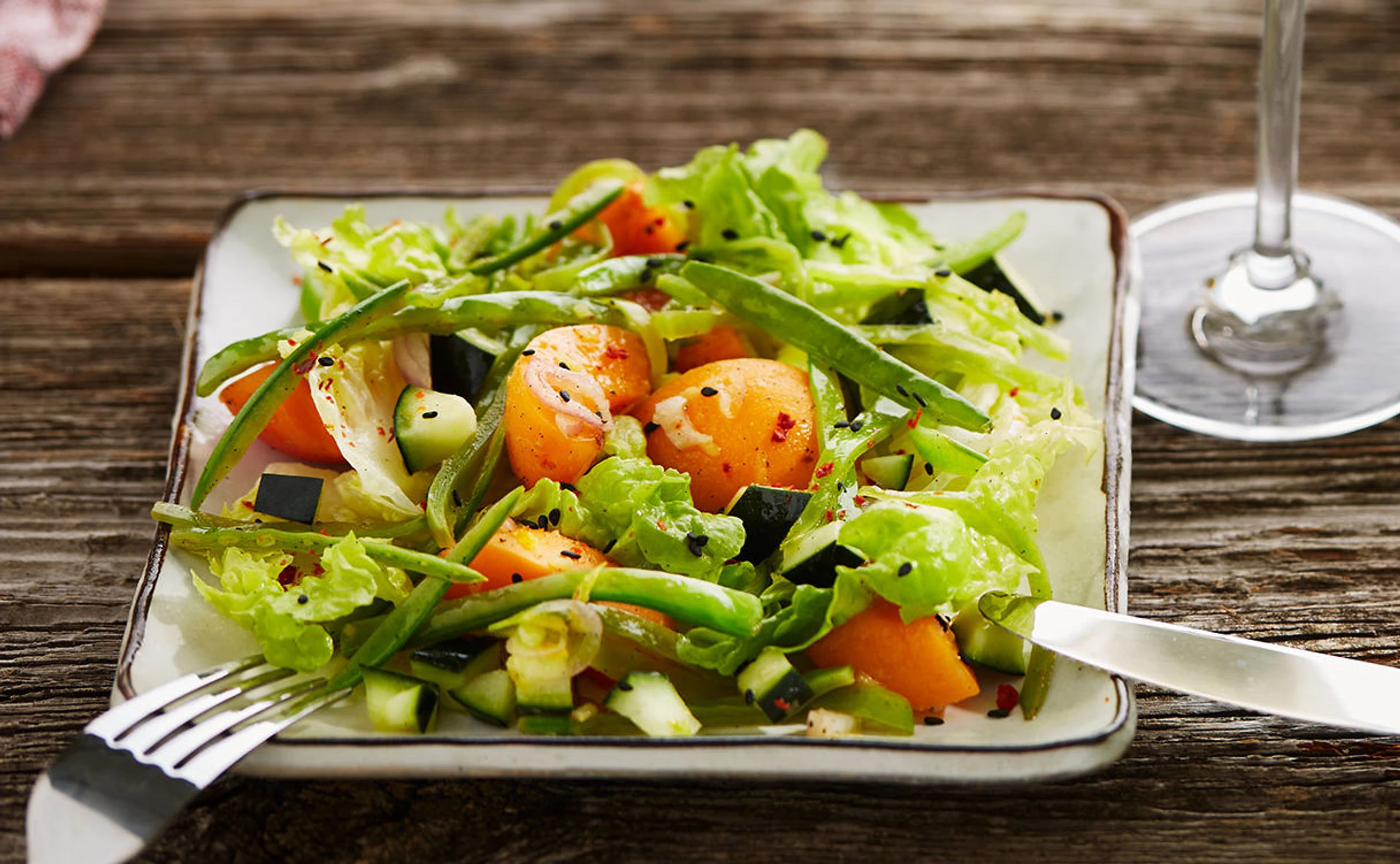 Blattsalat mit Gurken, Marillen und Vanilledressing