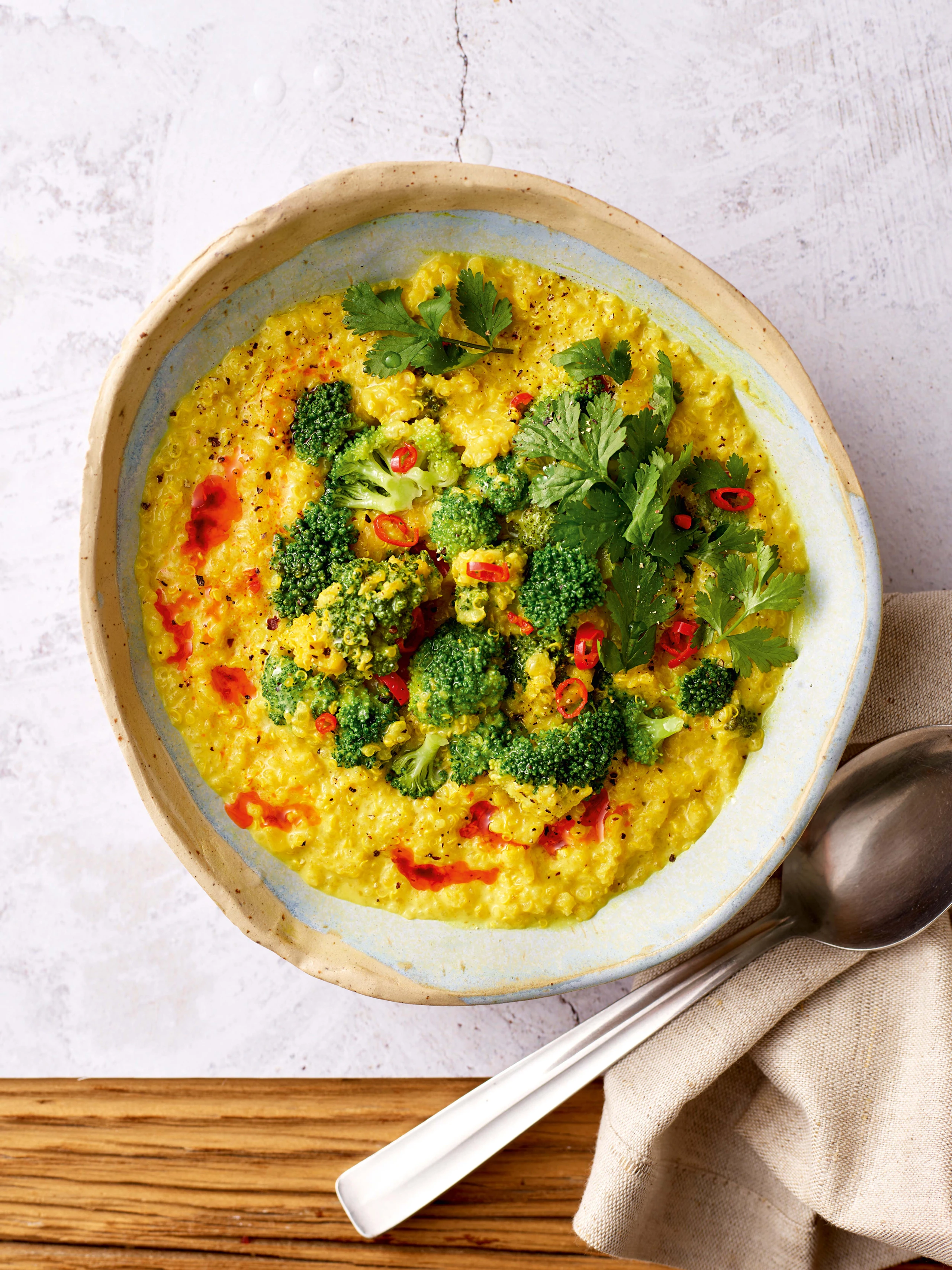 Kurkuma-Quinoasuppe mit Brokkoli