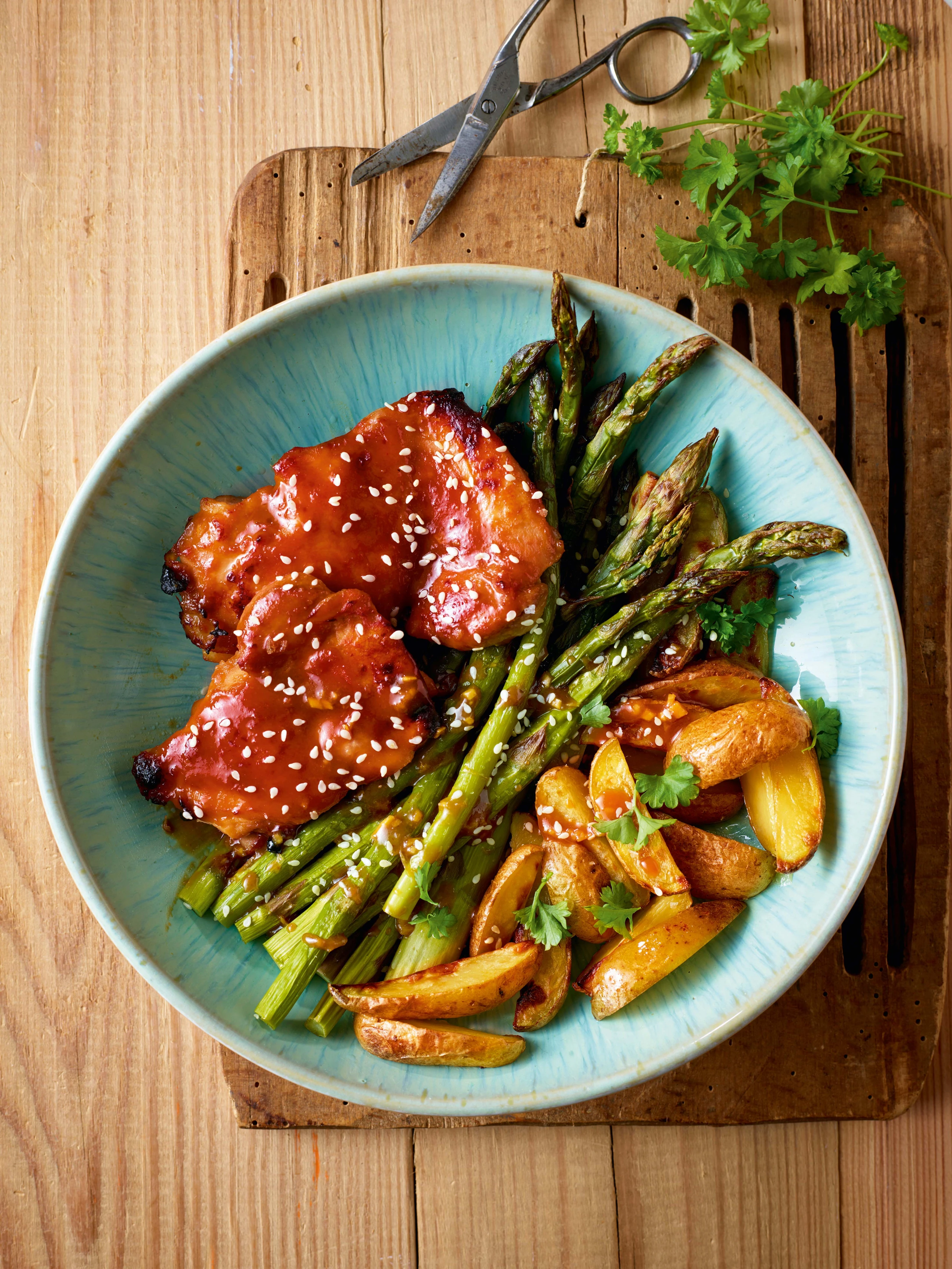 Miso-Honighühnchen mit grünem Spargel vom Blech