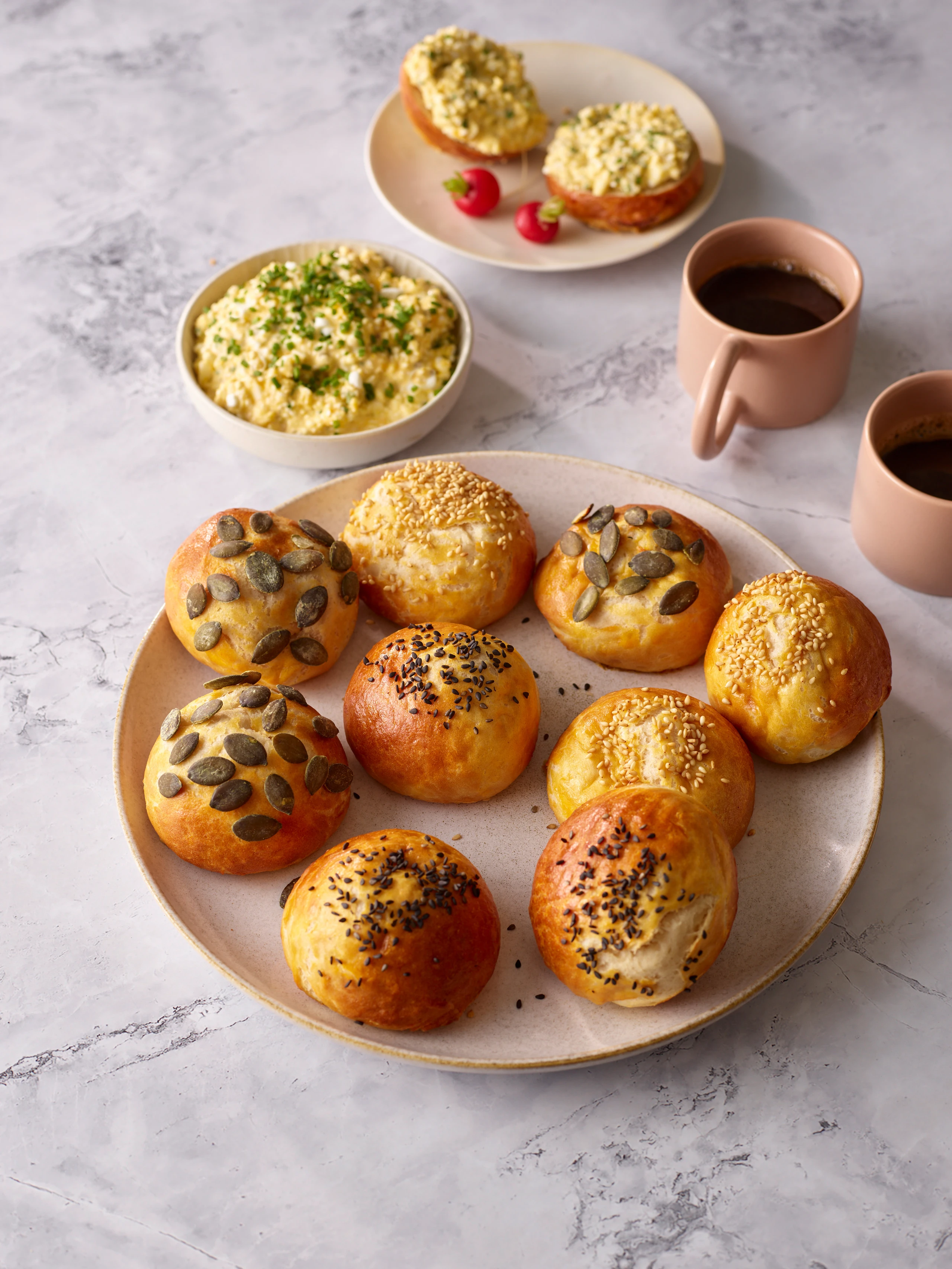 Skyr-Laugenweckerl mit Chopped Ei-Aufstrich