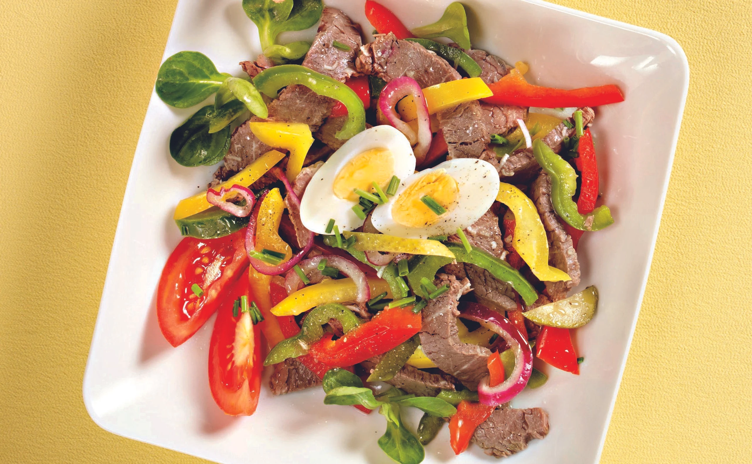 Saurer Rindfleischsalat mit Paprika