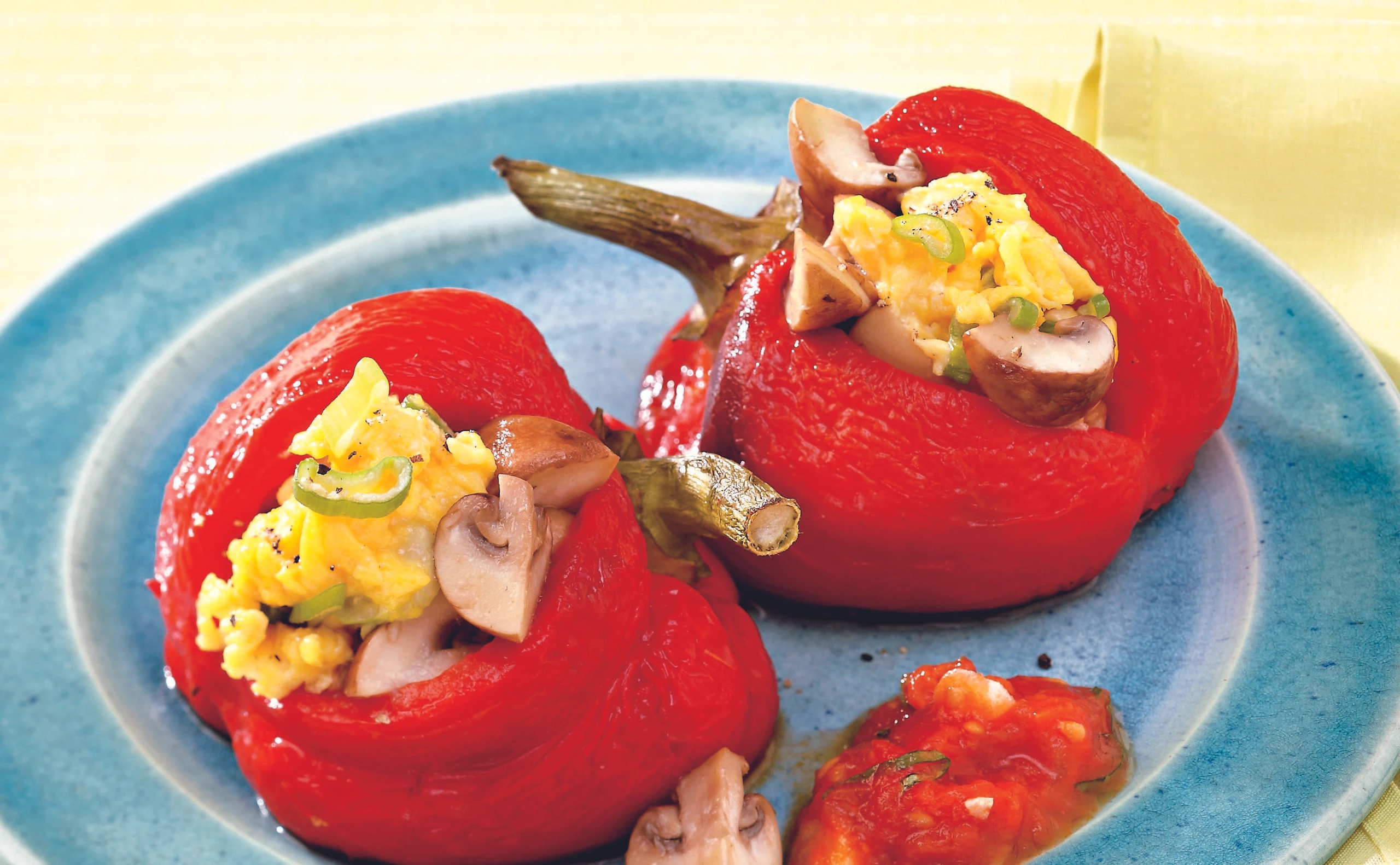 Gegrillte Paprika mit Eierspeise und Champignons