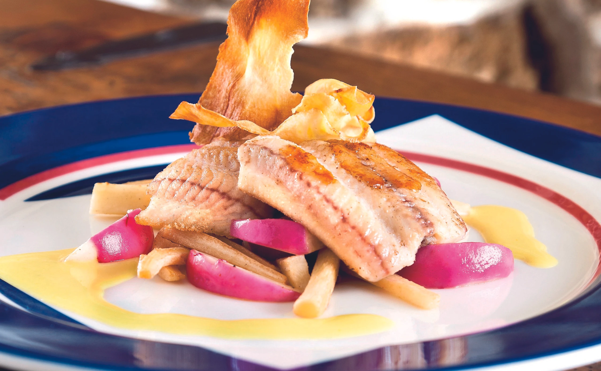 Welsfilet mit Pastinaken-Radieschengemüse