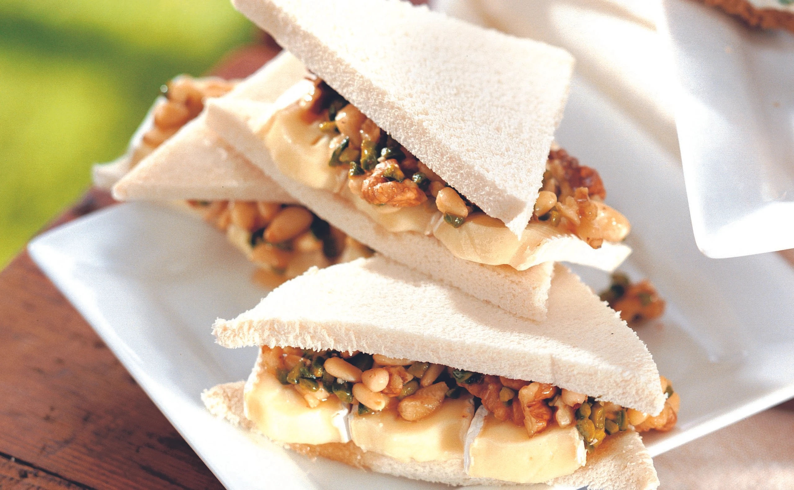 Tramezzini mit Brie und Nüssen