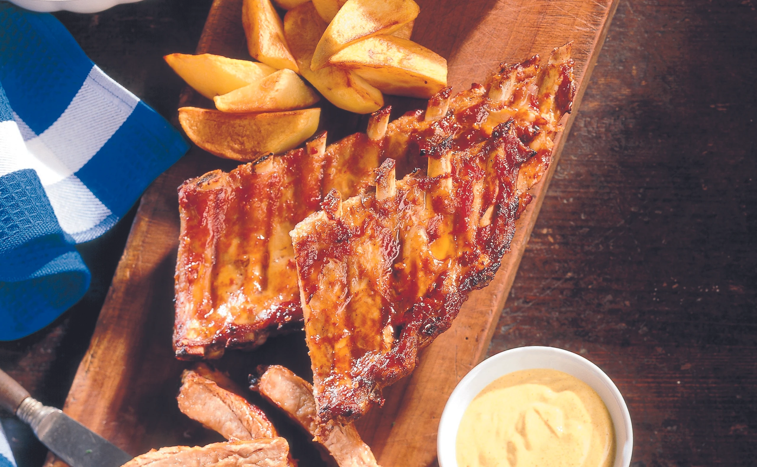 Spareribs mit Braterdäpfeln und zweierlei Saucen