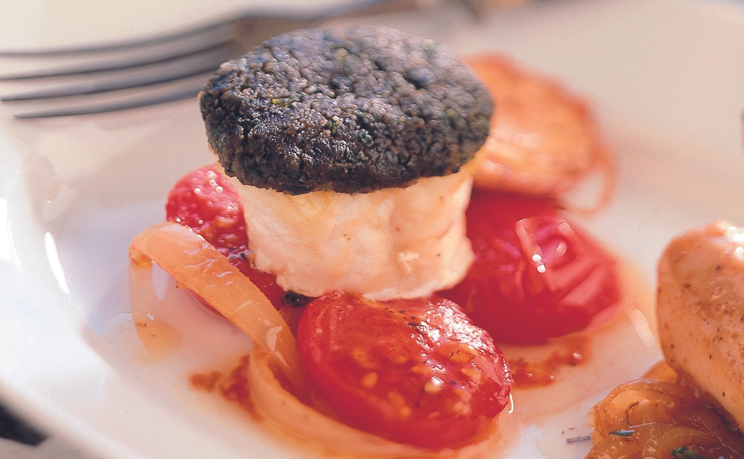 Seeteufel mit Olivenkruste und Schmorparadeisern