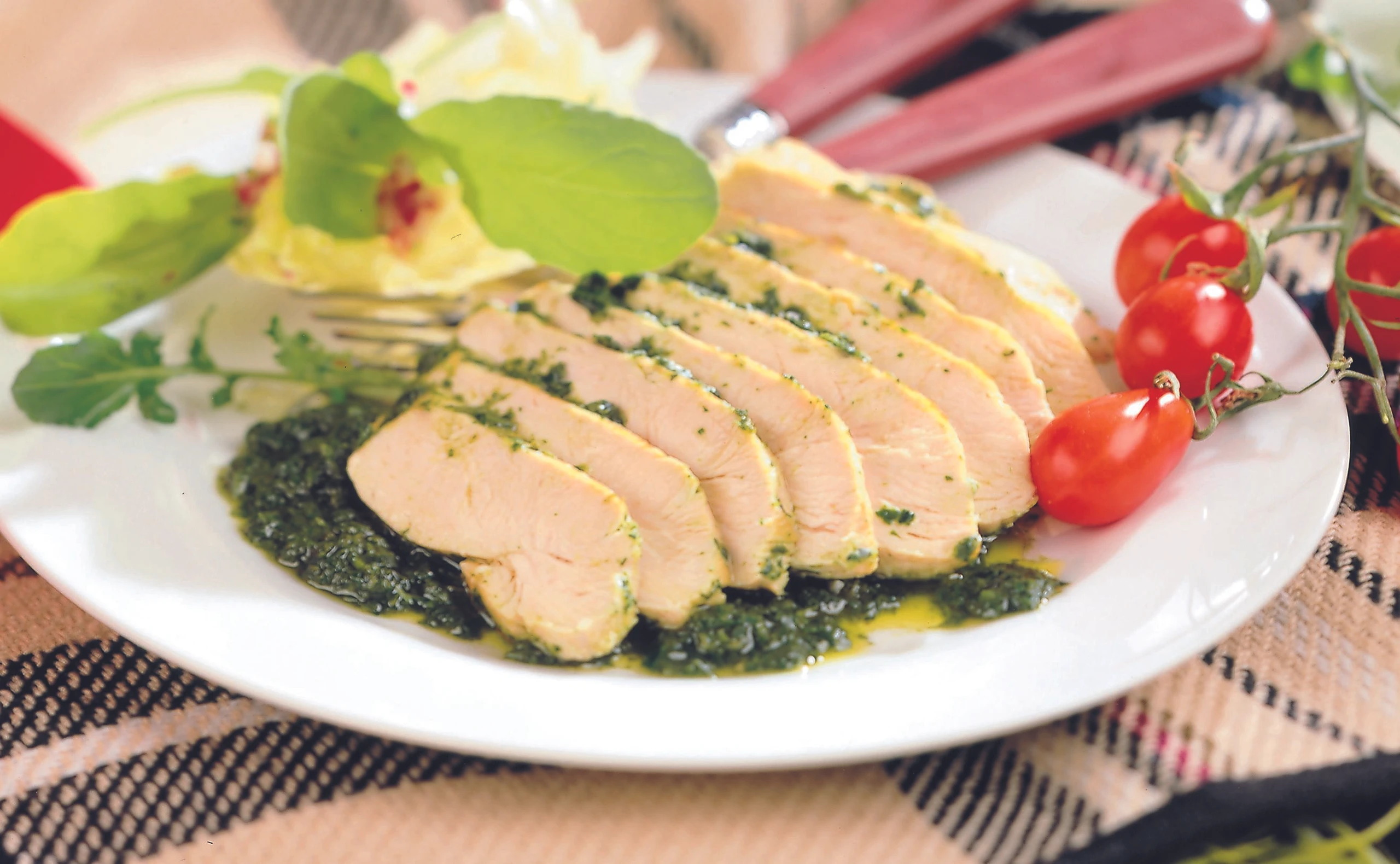 Hühnerfilets mit Salsa verde und Eisberg-Rucolasalat