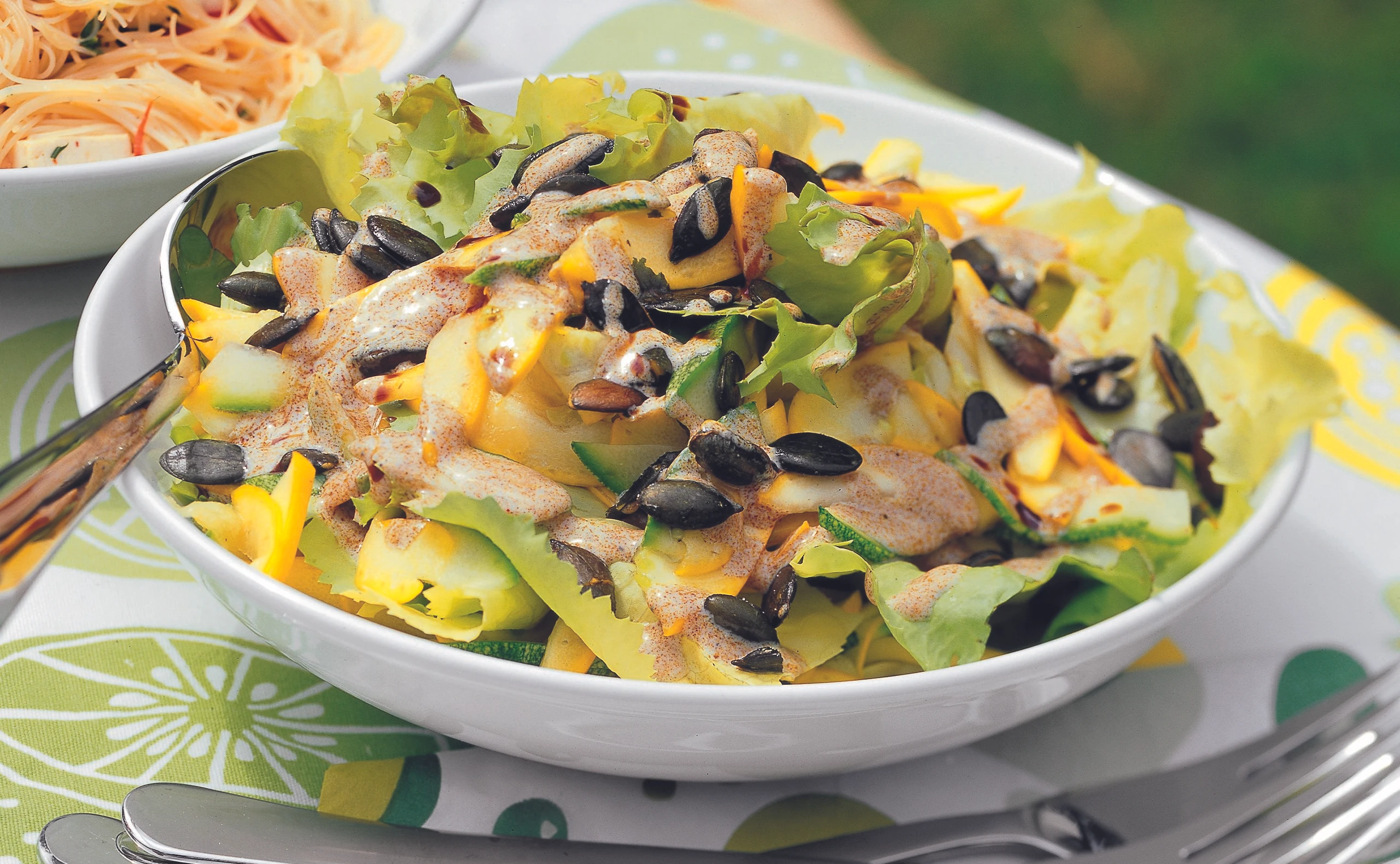 Zucchini-Rahmsalat mit Kürbiskernen