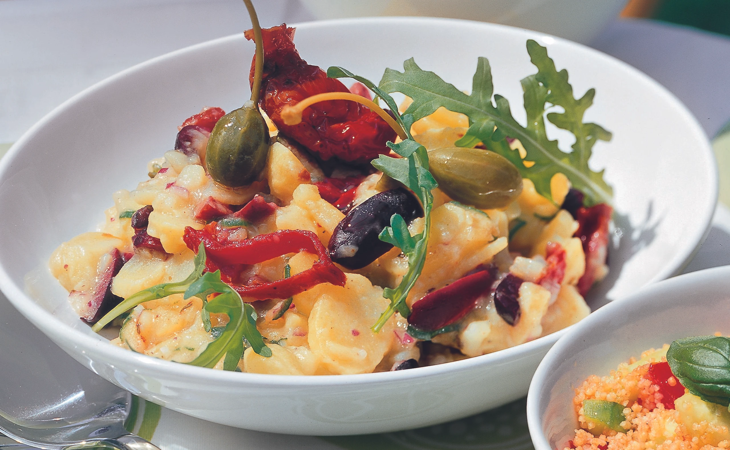 Erdäpfelsalat mit Kapernbeeren und Oliven
