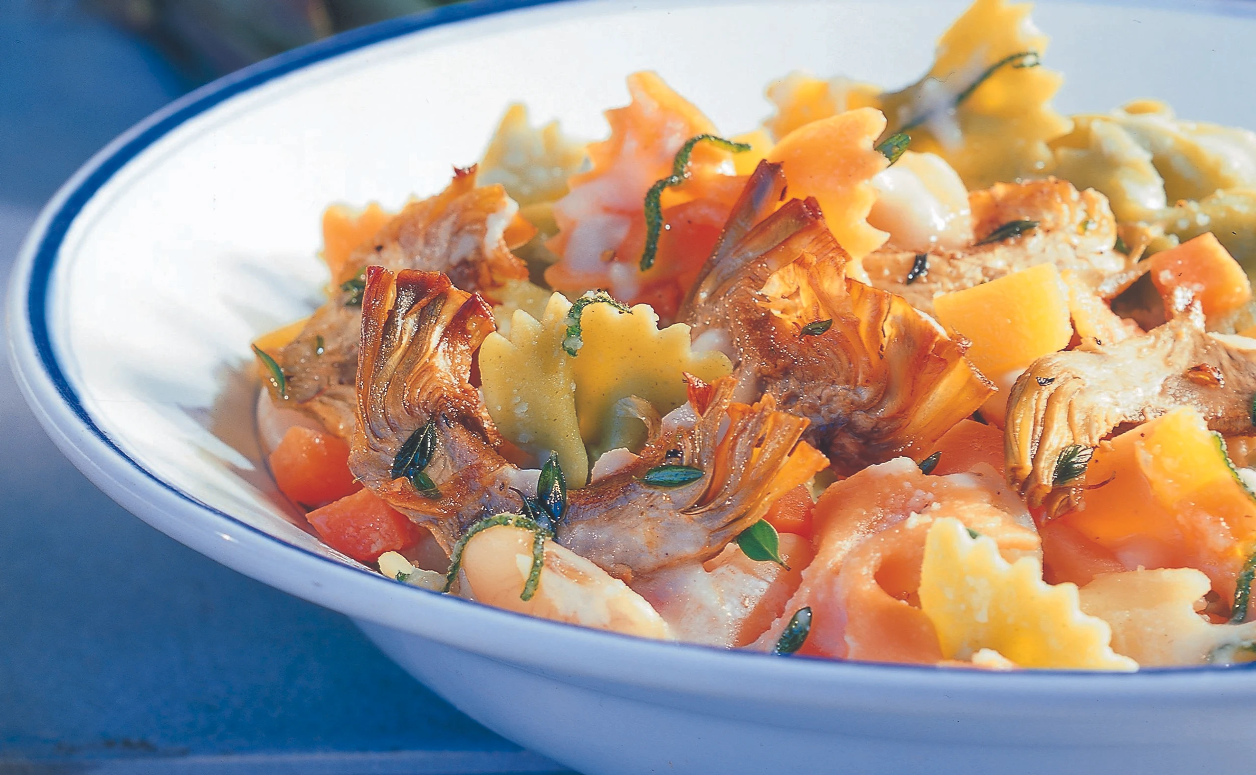 Farfalle mit Bohnenragout und Artischocken