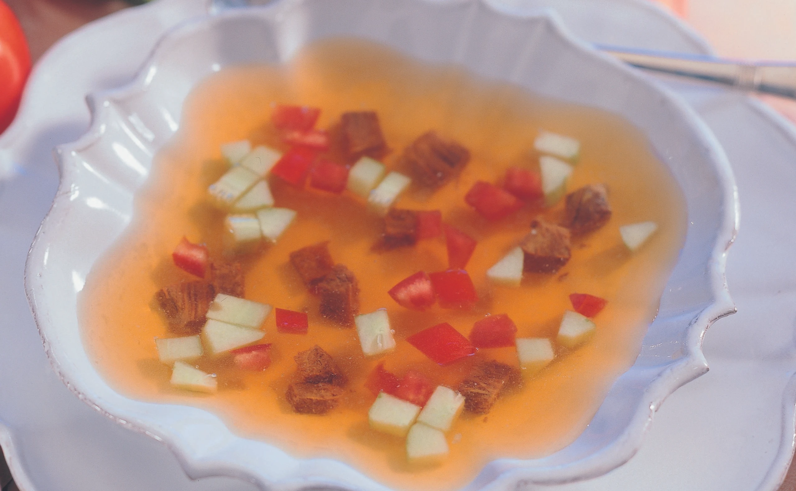 Kalte Rindsuppe mit Gurken und Paradeisern