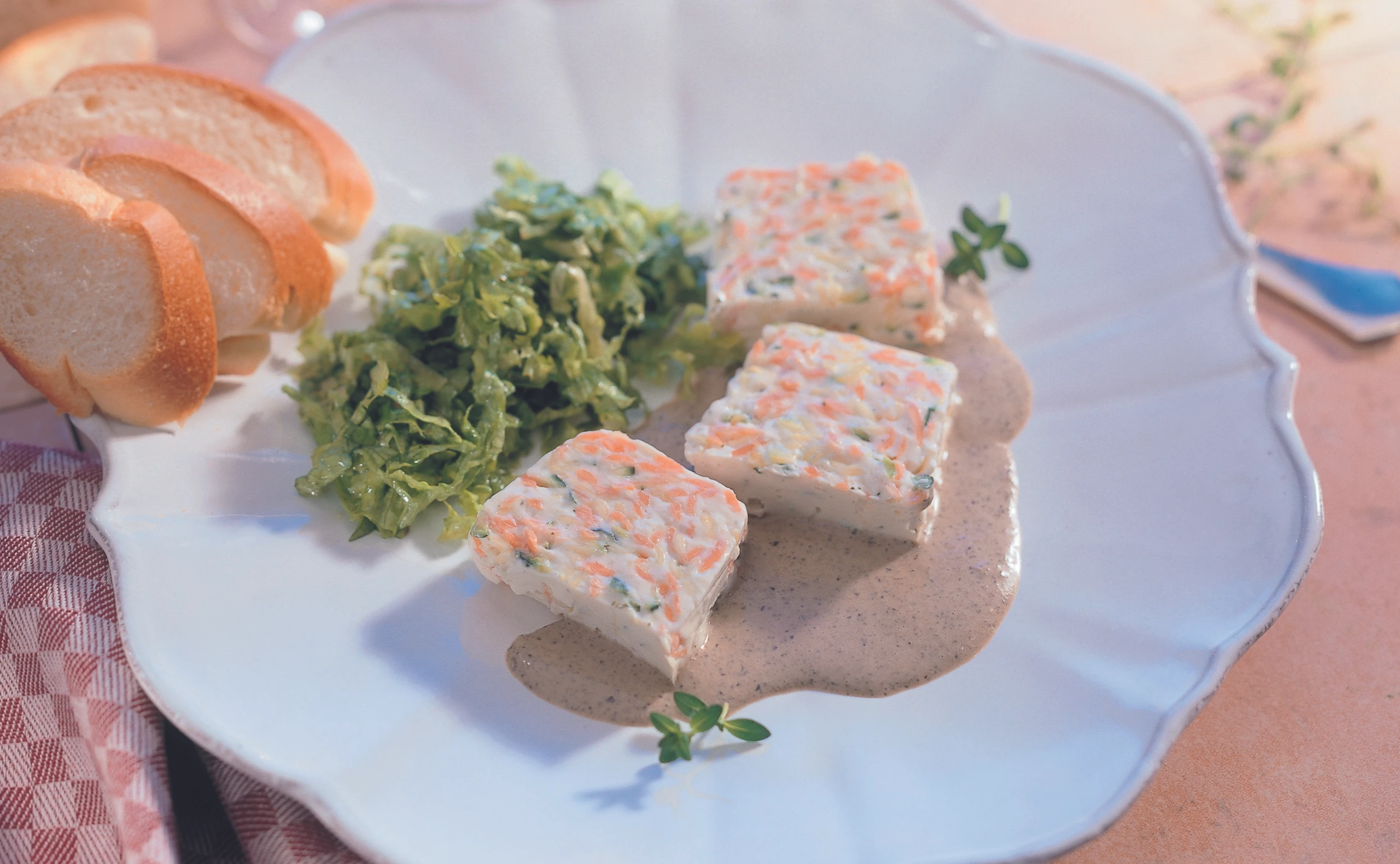Buttermilch-Gemüse-Terrine mit Olivensauce