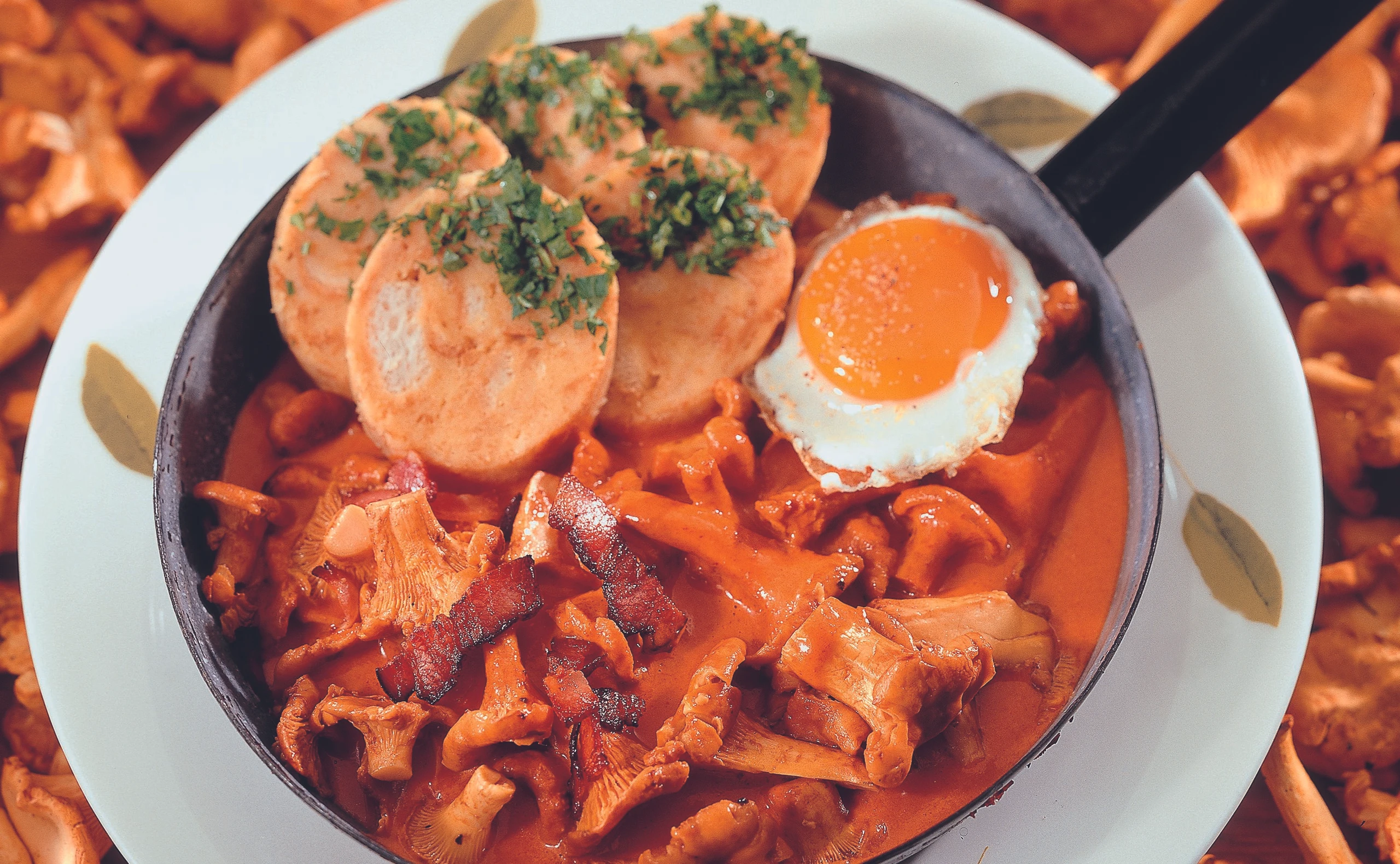 Eierschwammerl-Gulasch mit Spiegelei