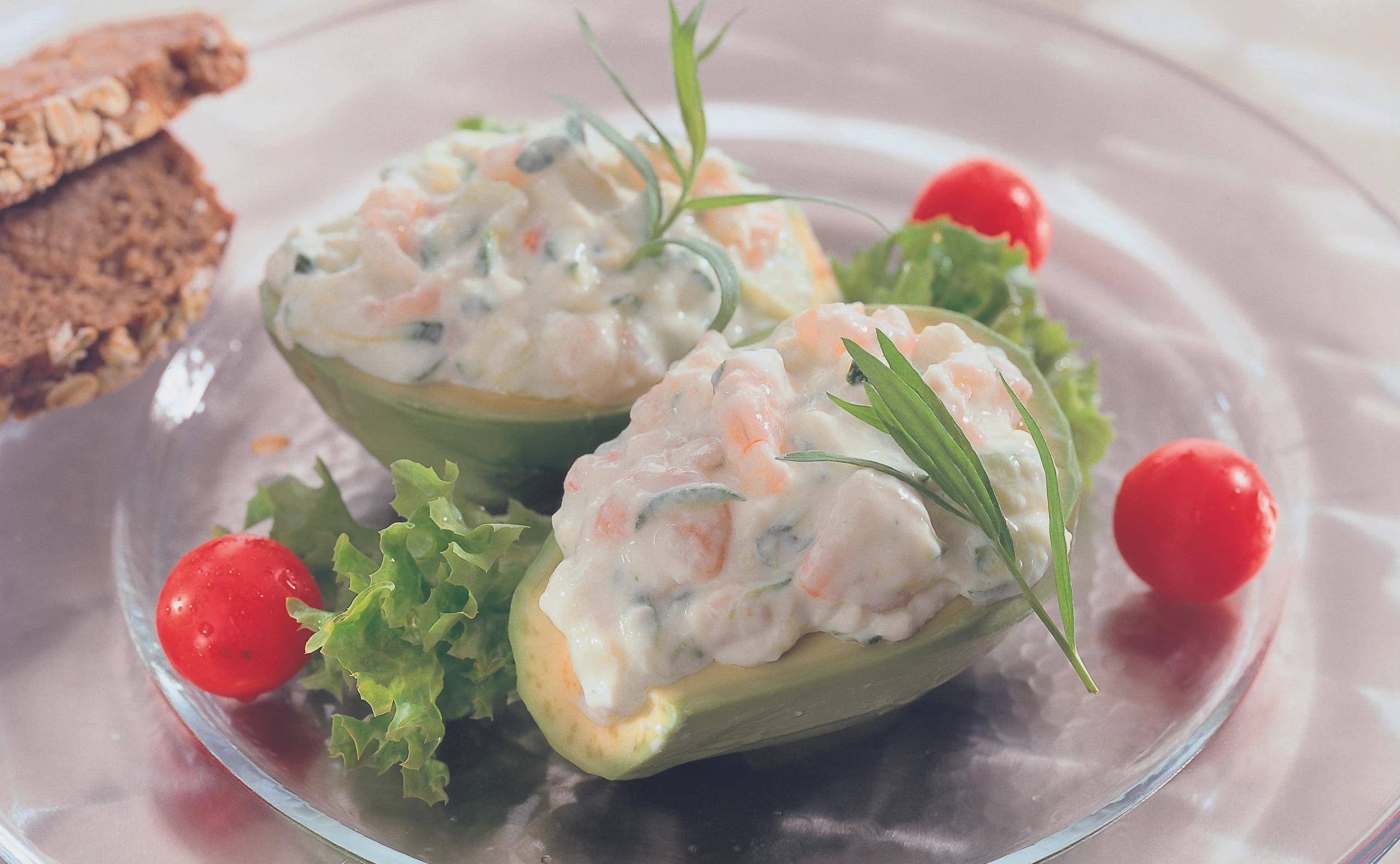Avocados mit Shrimps-Zucchini-Fülle