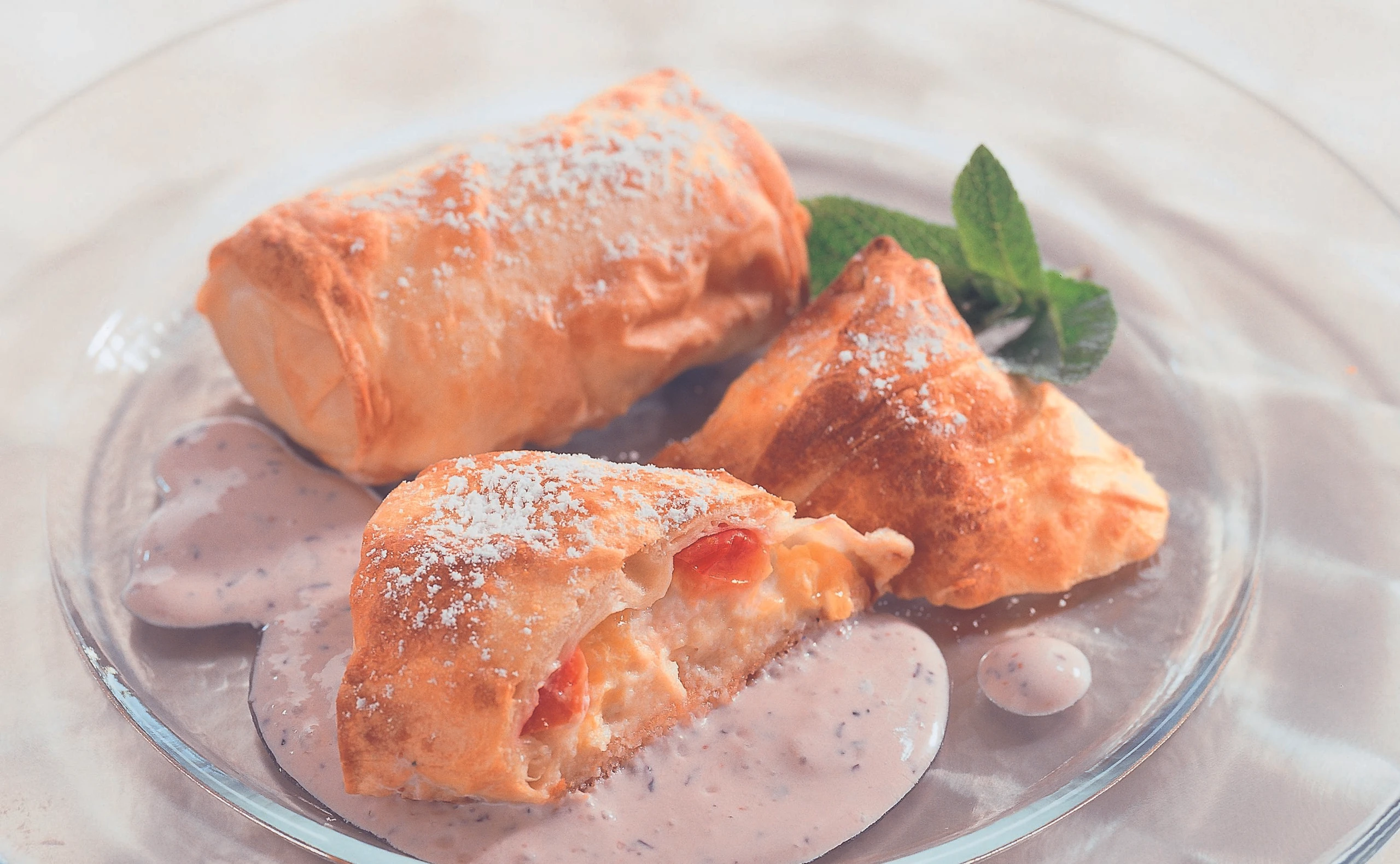 Mini-Nektarinen-Strudel mit Heidelbeersauce