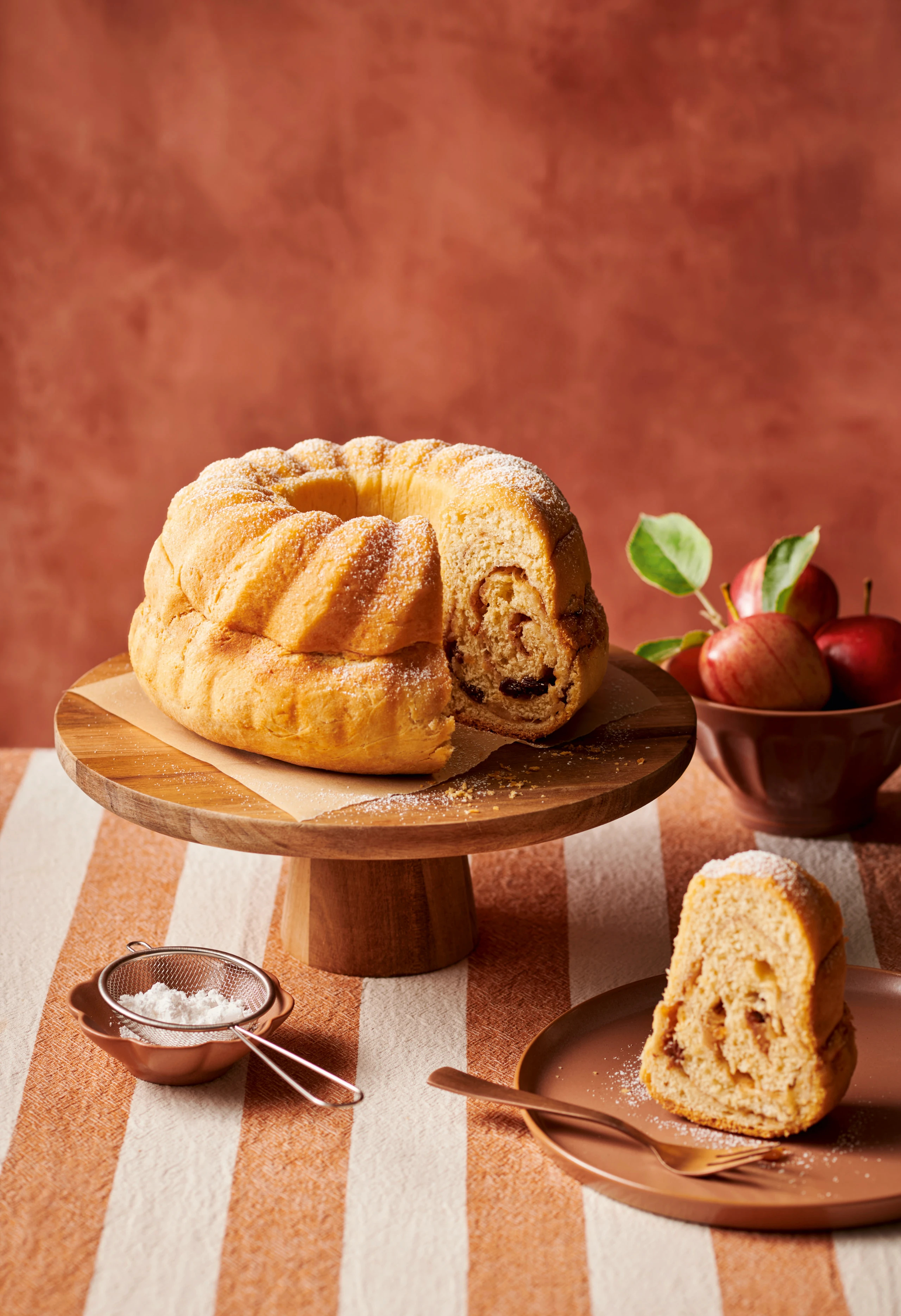 Germgugelhupf mit Apfel-Marzipanfülle