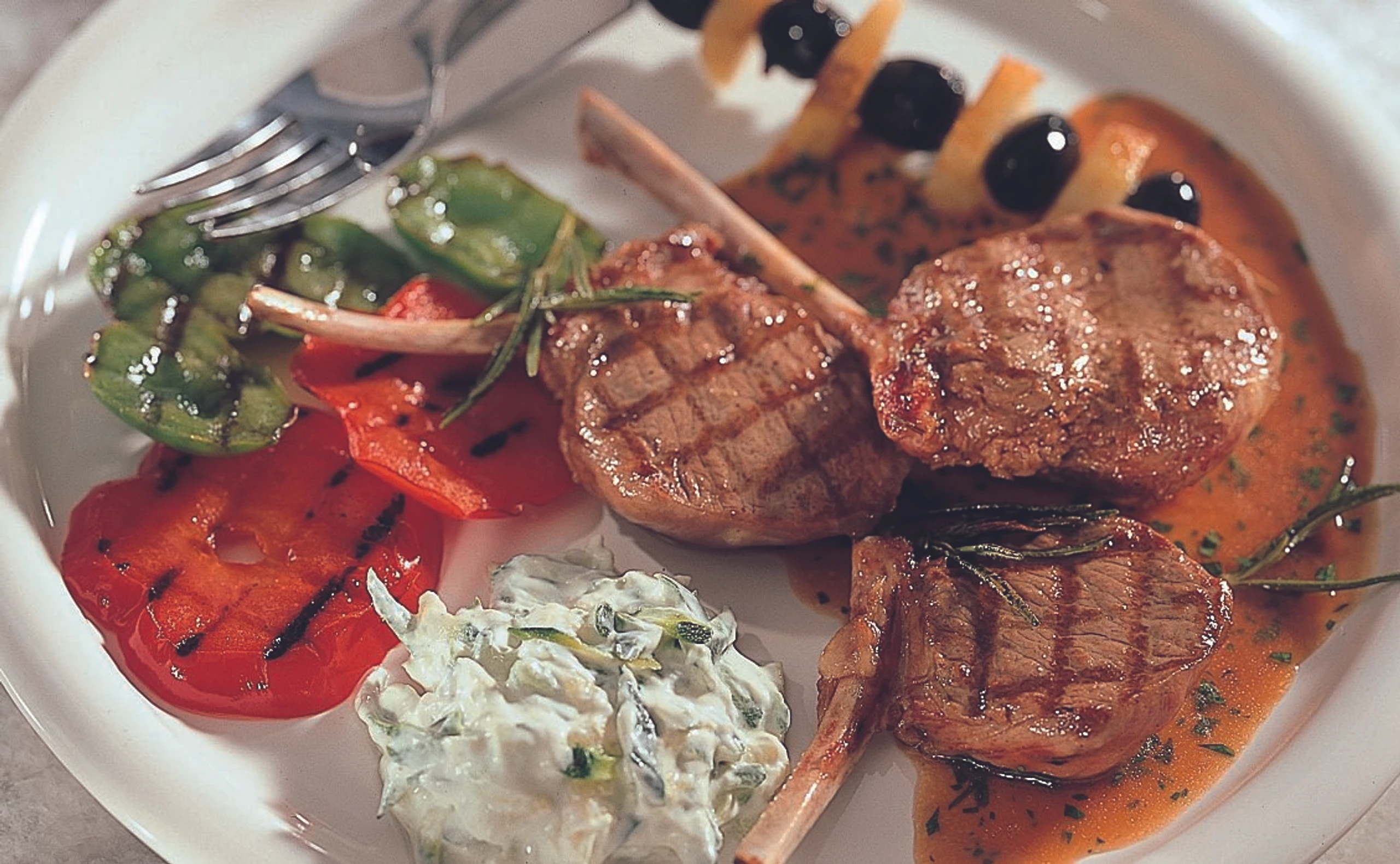 Gegrillte Lammkoteletts mit Zucchini-Tsatsiki