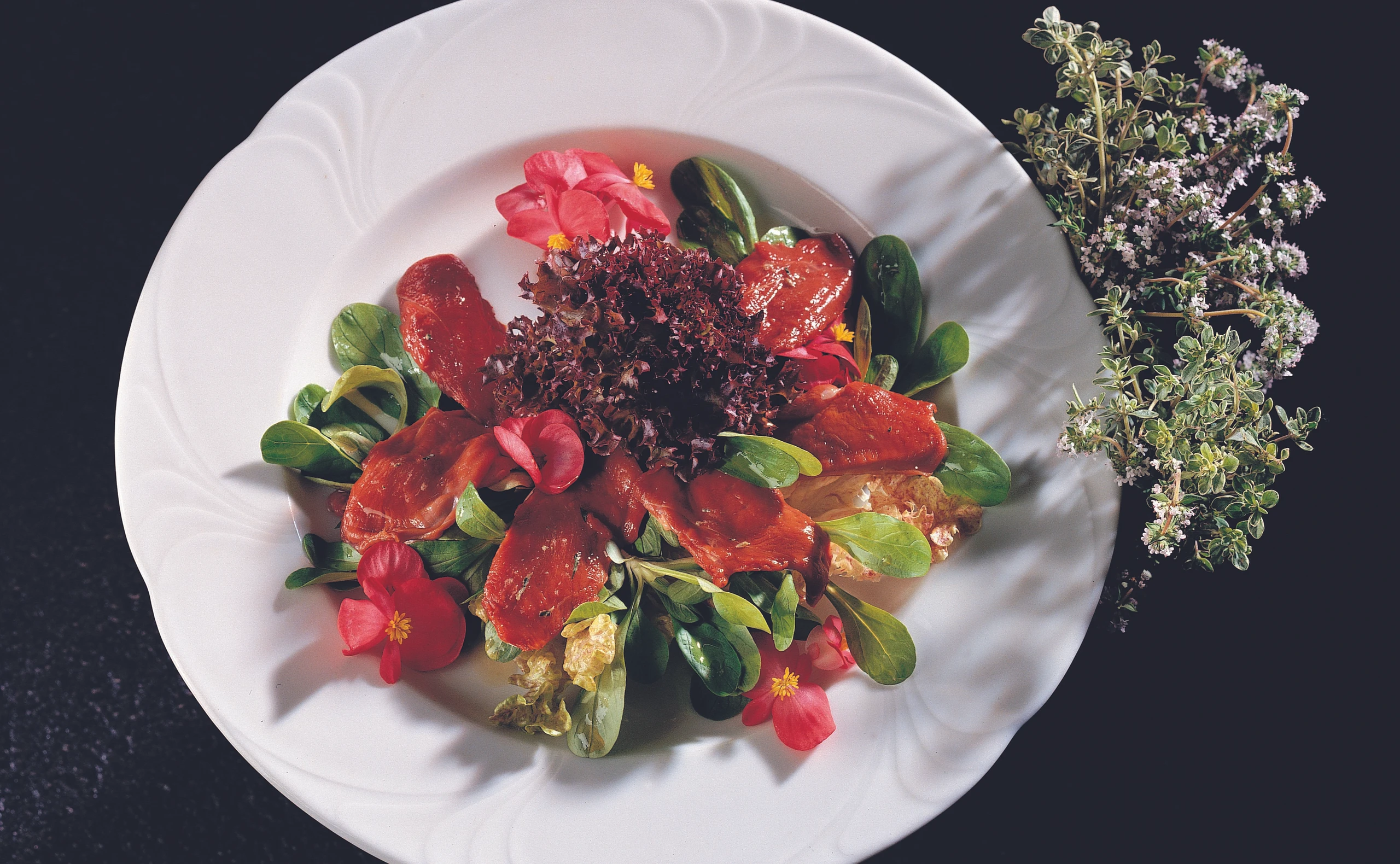 Carpaccio von der Taube mit Begonienblüten