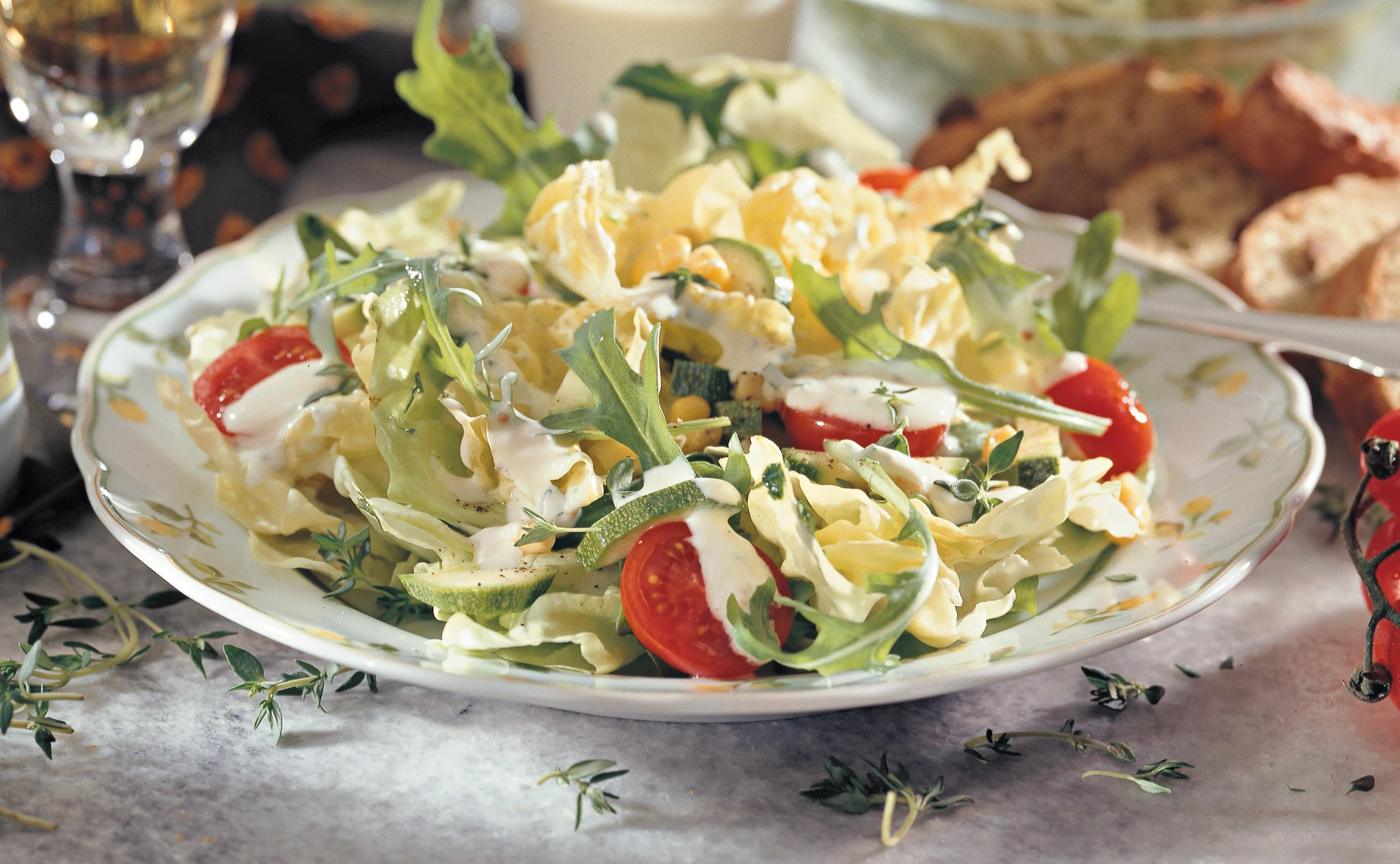 Sommersalat mit Joghurtdressing