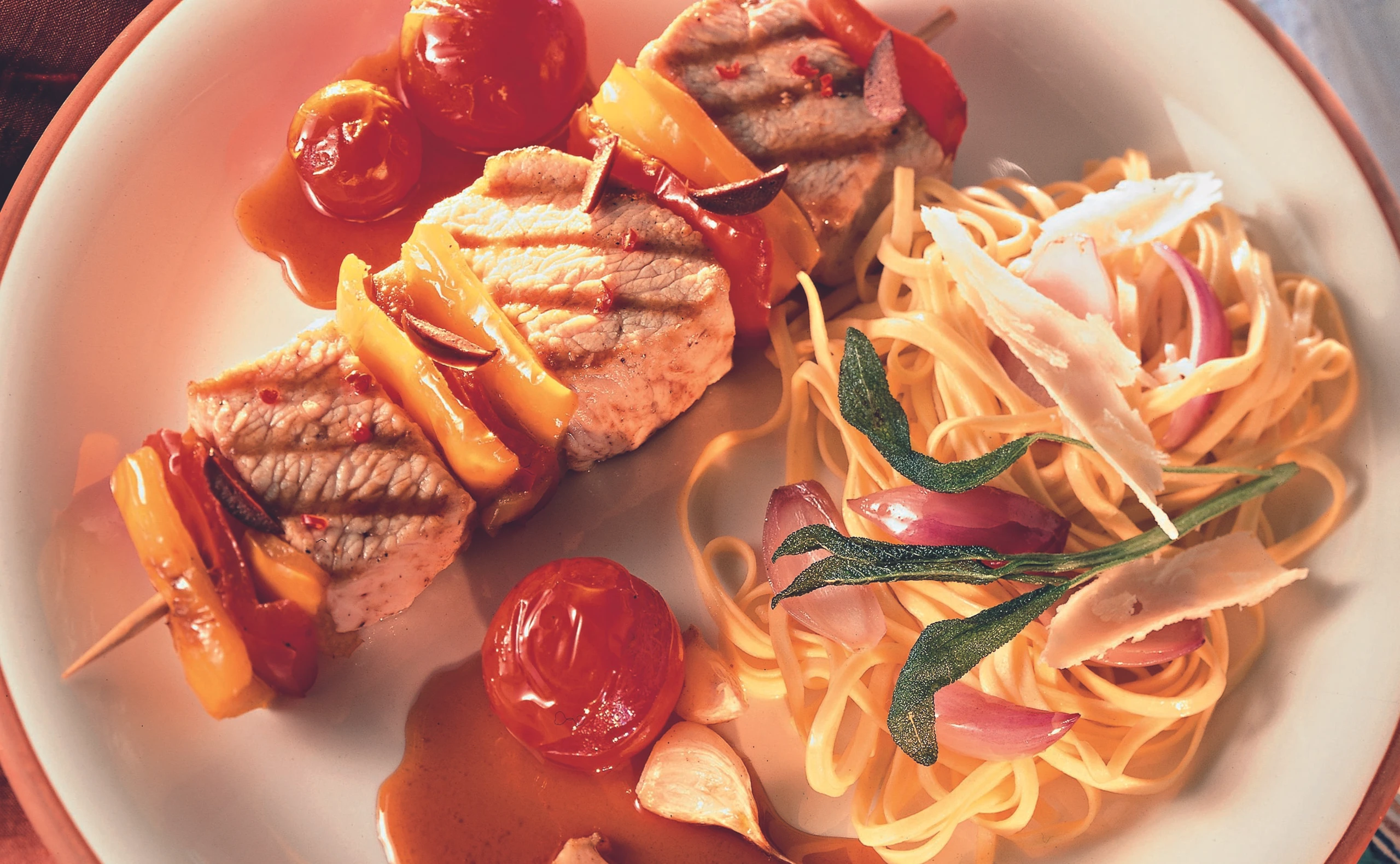 Gegrillte Putenspieße mit Salbeinudeln