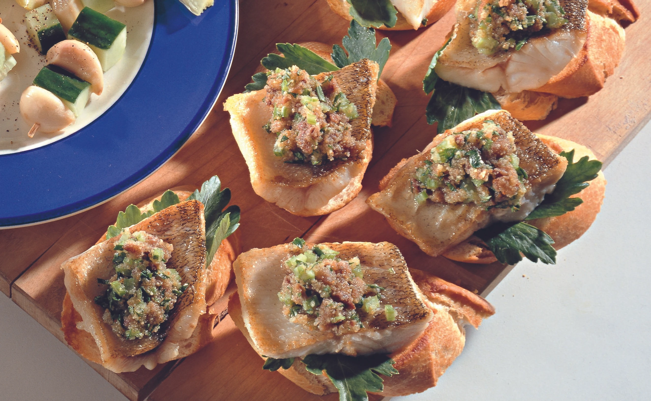 Pikante Fischbrötchen mit Knoblauch-Gurkenspießen