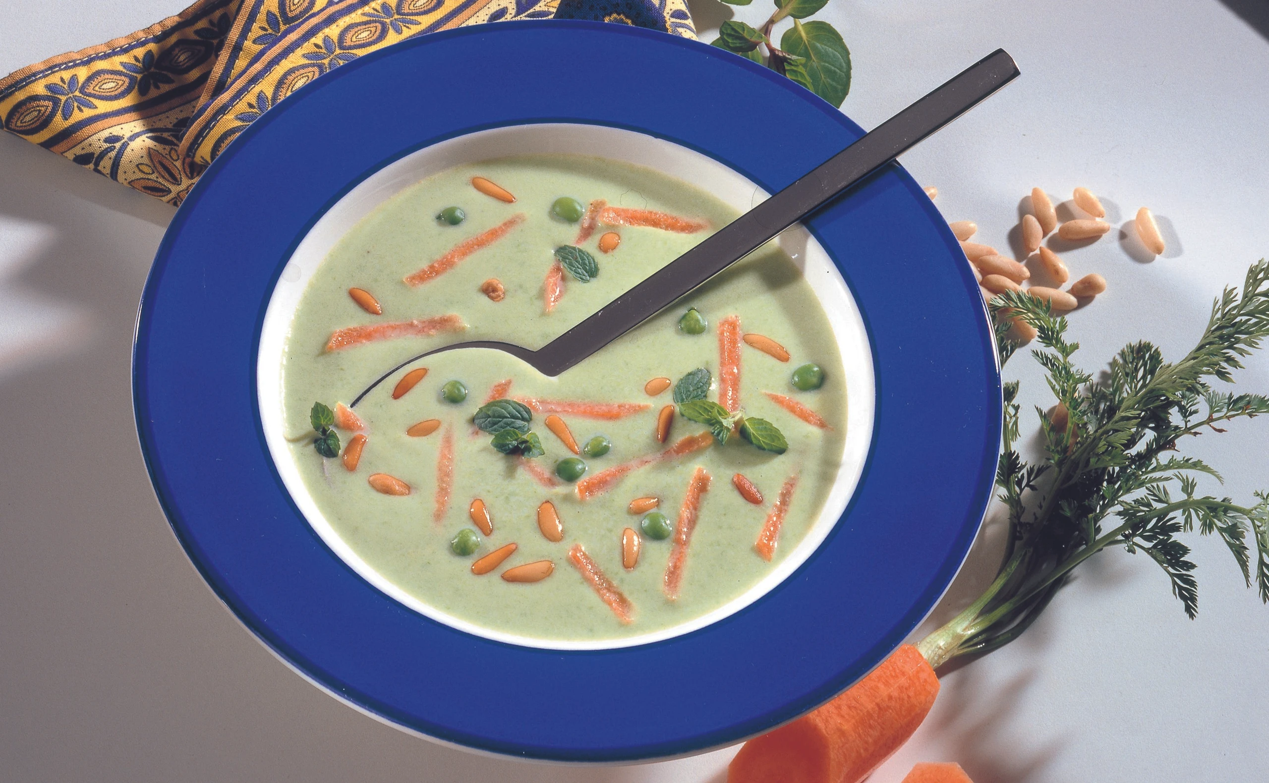 Erbsen-Minze-Suppe mit Karotten