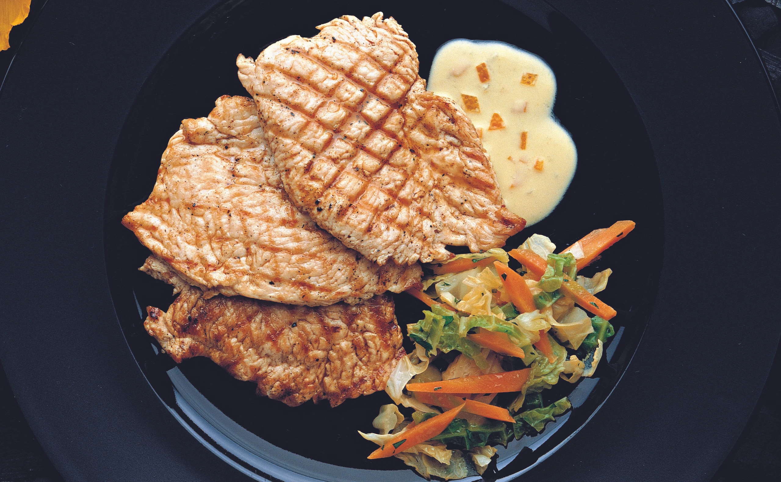 Truthahnschnitzel mit Honigmarinade und Kohl-Karottensalat