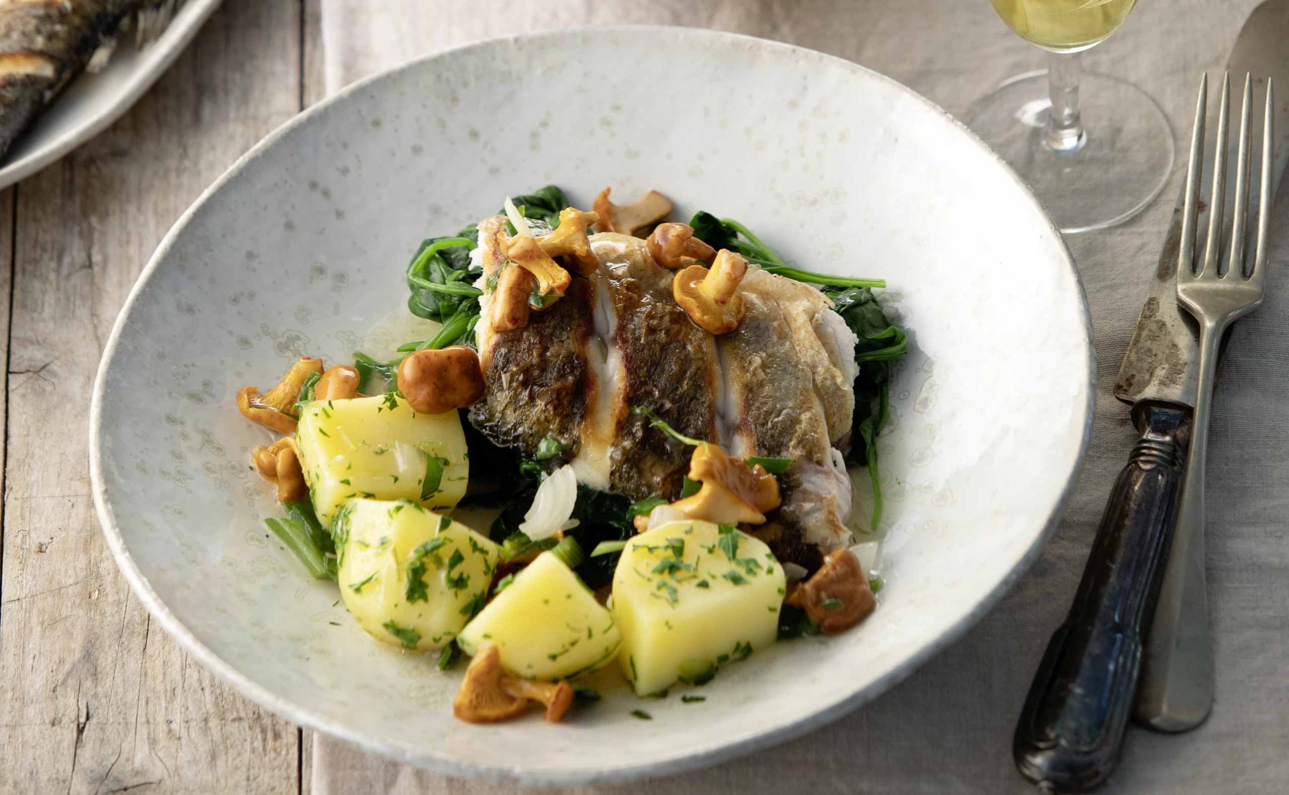 Branzino mit Eierschwammerlfond