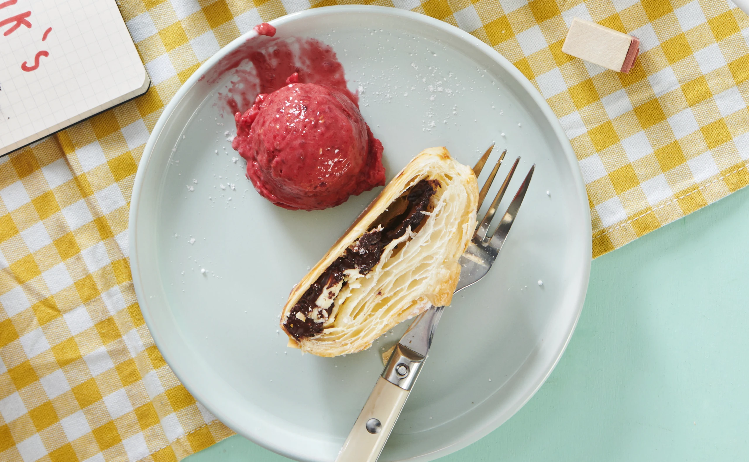 Schokostrudel mit Himbeereis