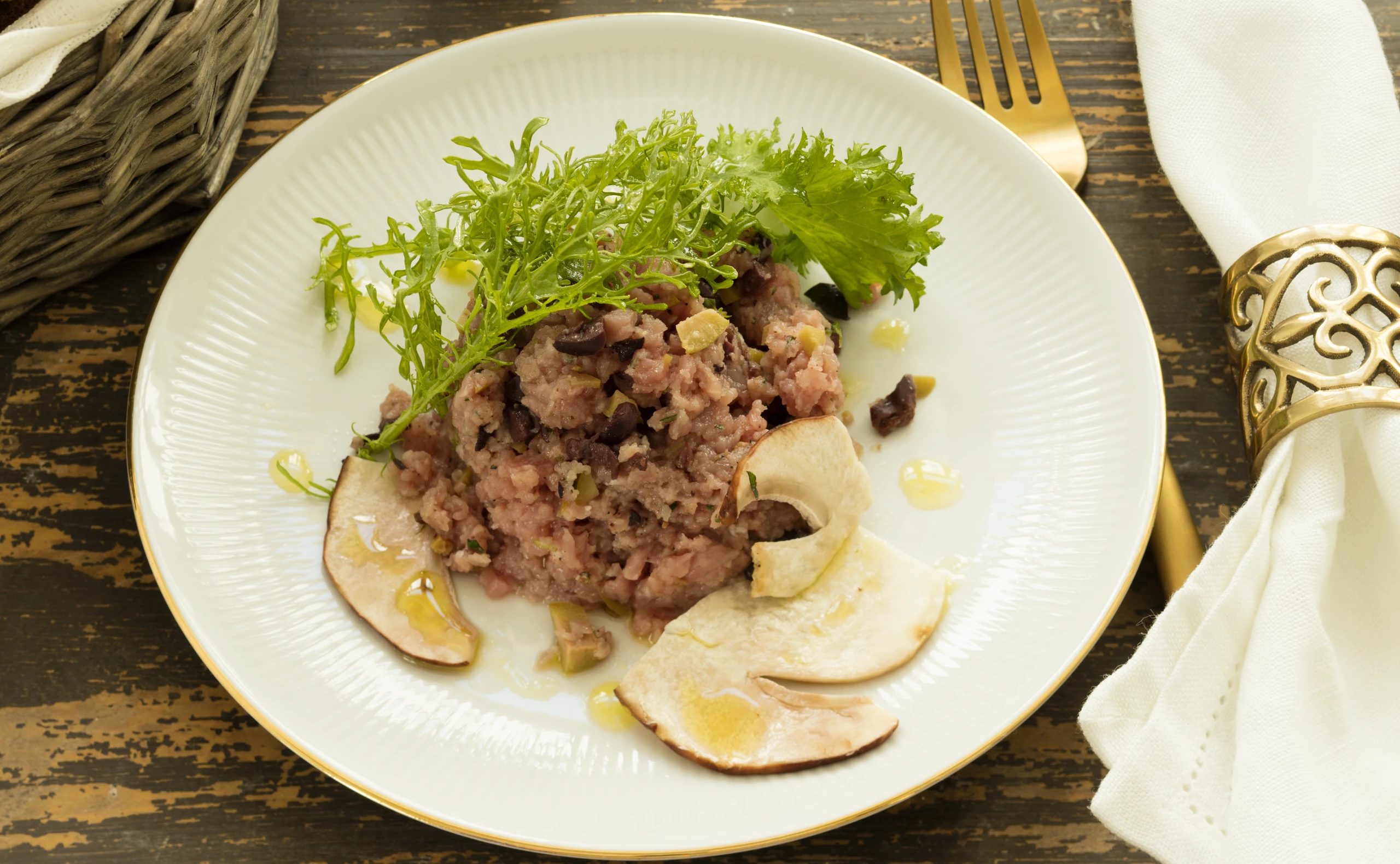 Kalbstatar mit Oliven und Steinpilzen