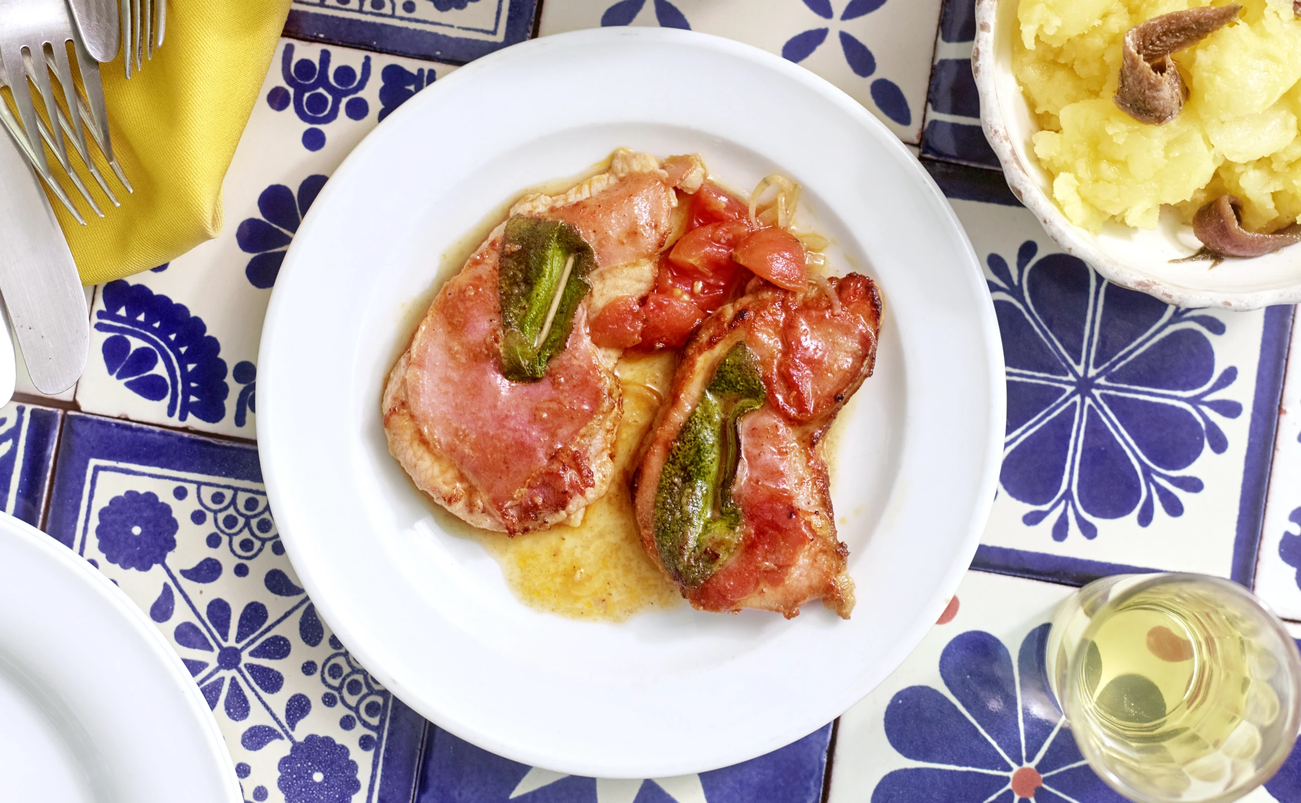 Saltimbocca mit Paradeissauce und Stampferdäpfeln