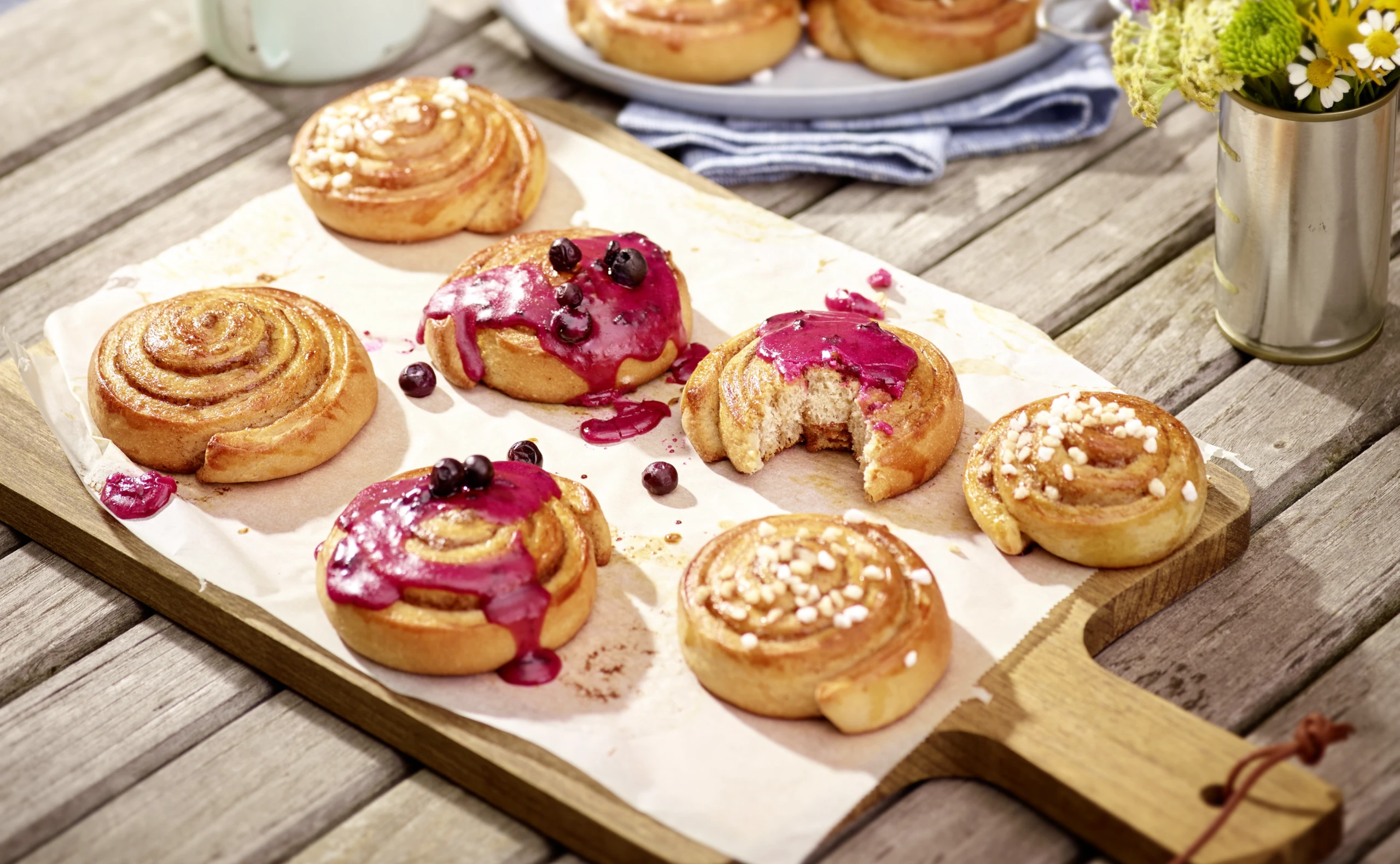 Kanelbullar mit Heidelbeerguss