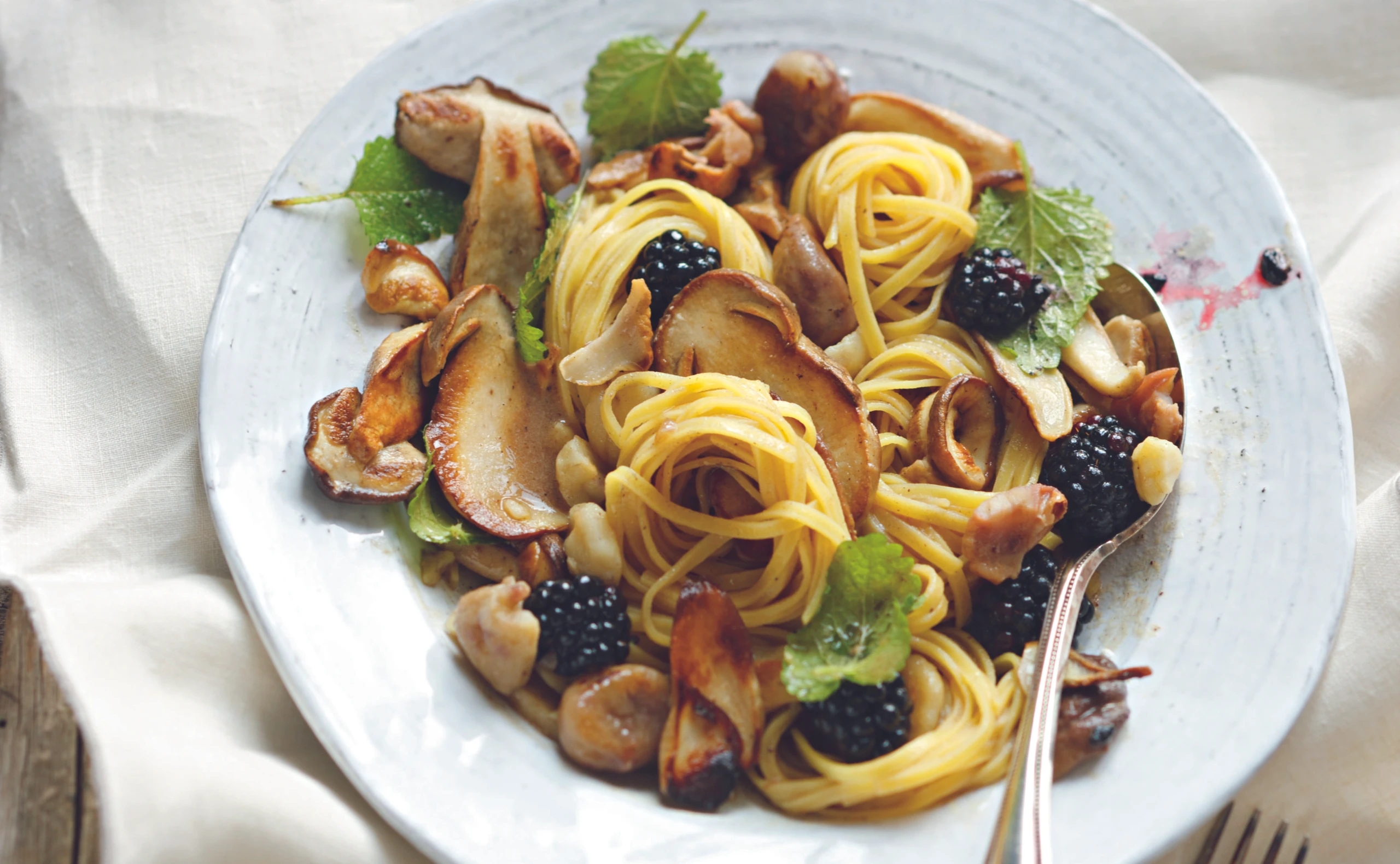 Steinpilz-Pasta mit Brombeeren