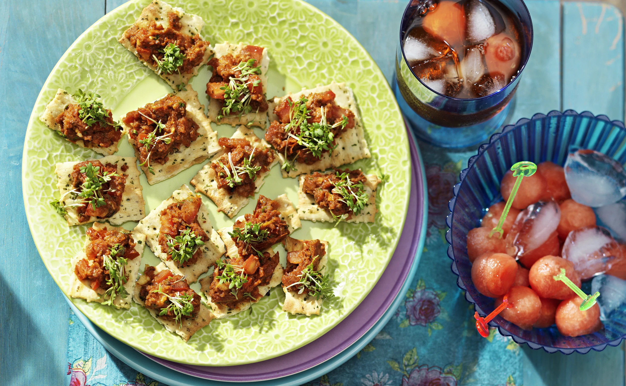 Cracker mit Paradeis-Pesto