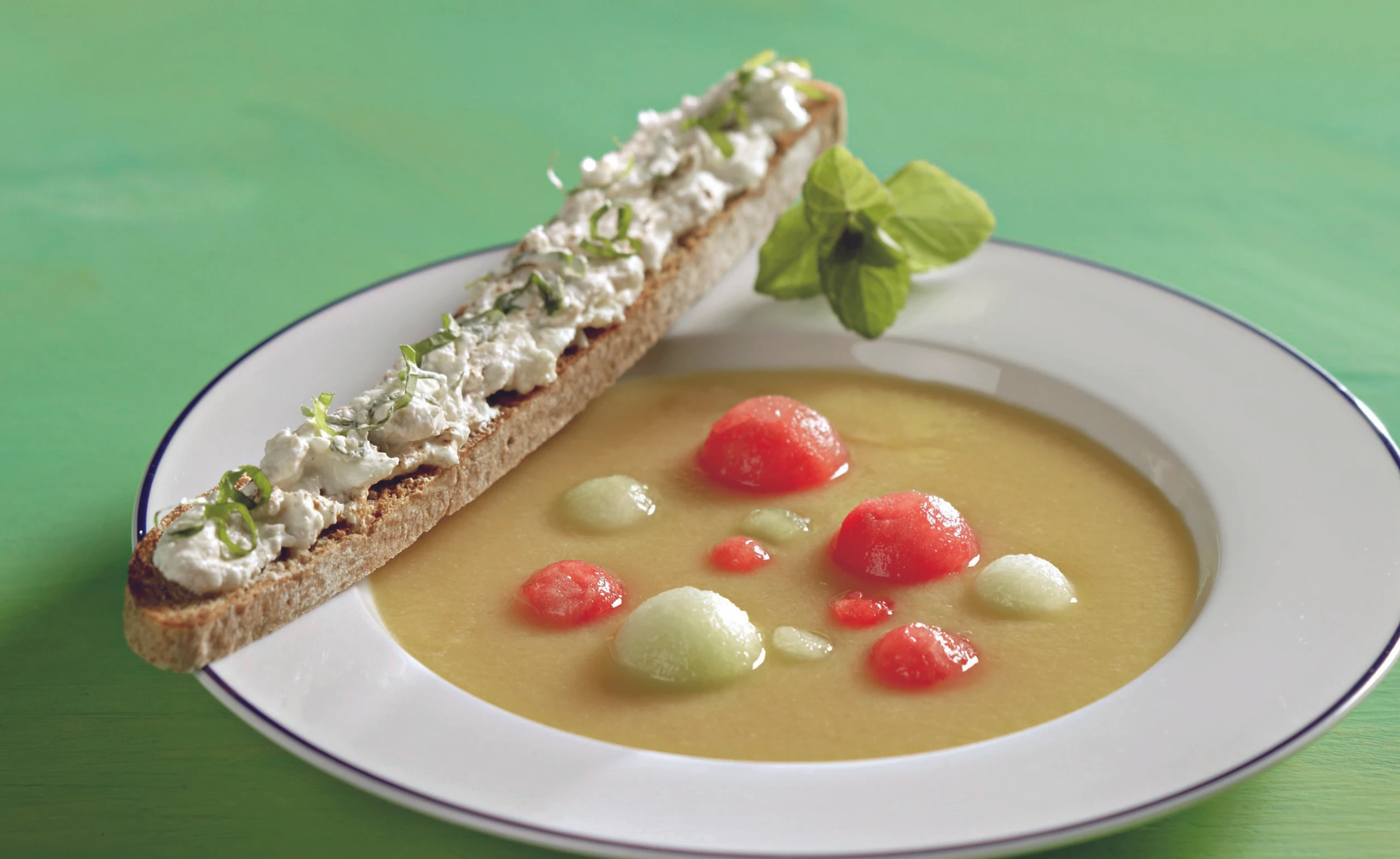 Kalte Melonen-Suppe mit Kräuter-Crostini