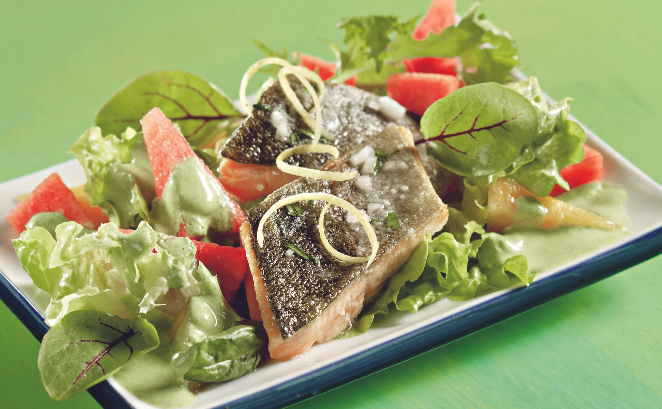 Salat mit Lachsforelle, Melonen und Kräuterdressing