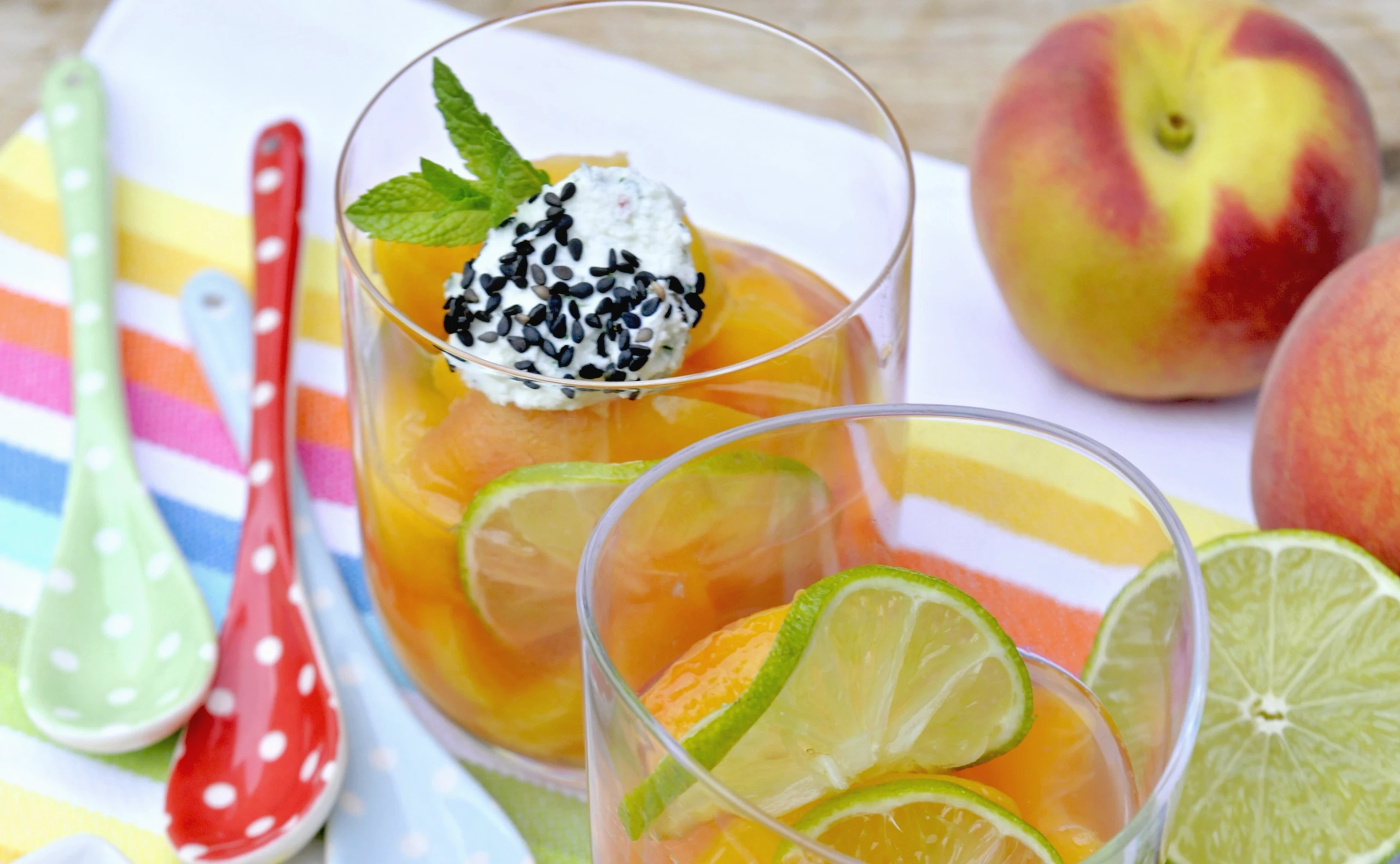 Pfirsichkompott mit Frischkäse-Nockerln