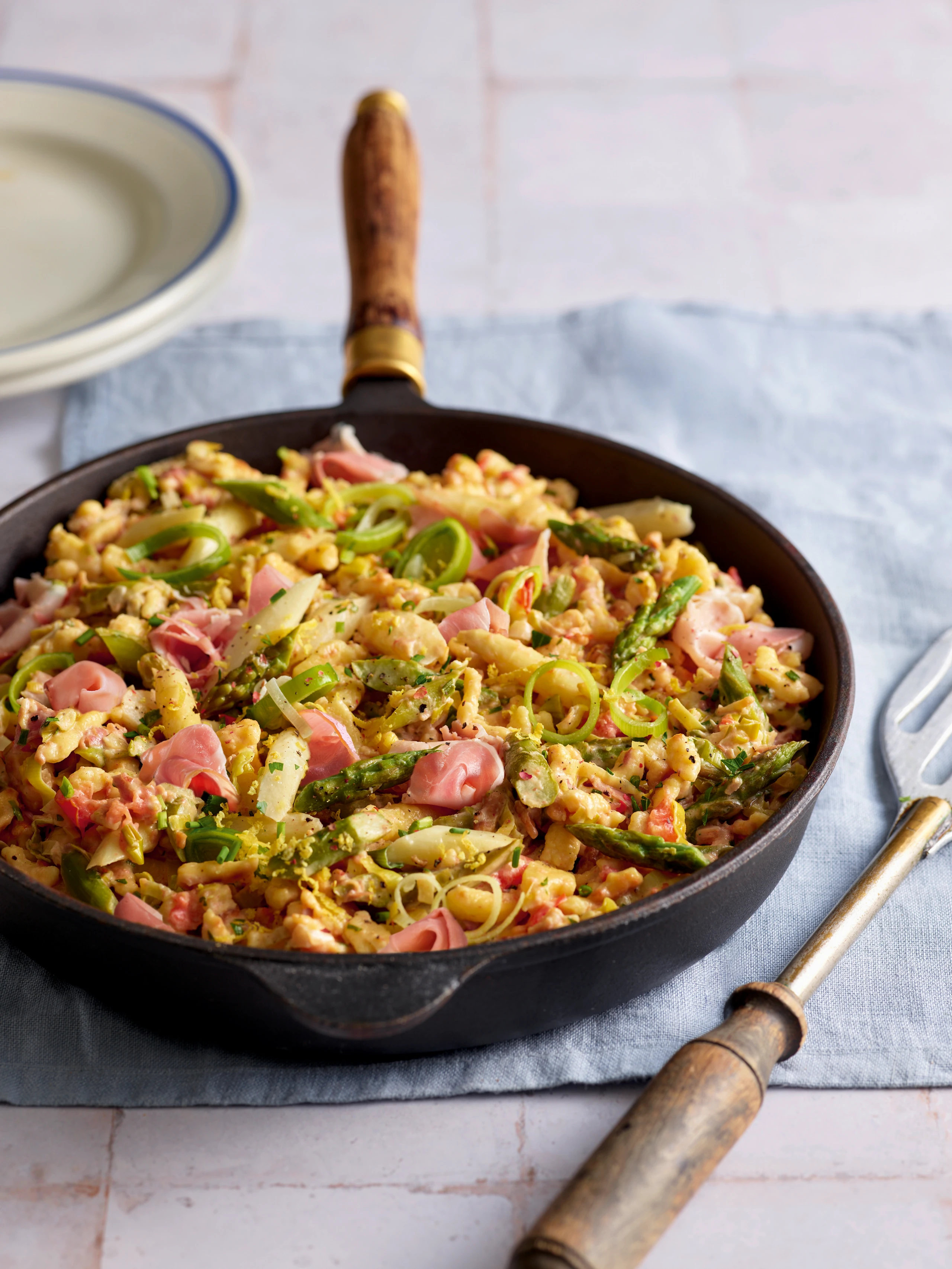 Spargel-Spätzlepfanne mit Schinken