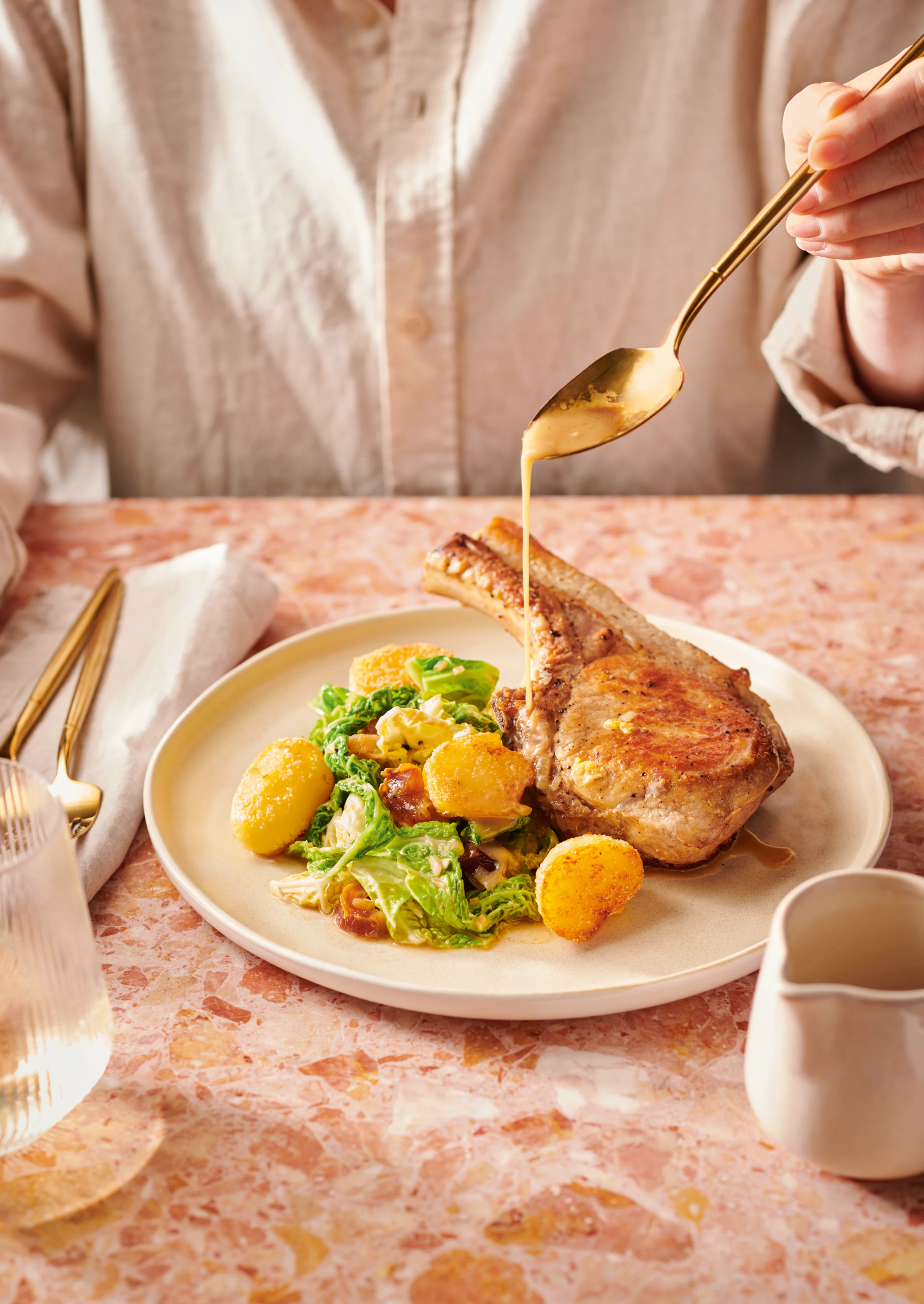 Schweinskoteletts mit Kohl-Dattel-Gemüse und knusprigen Erdäpfeln