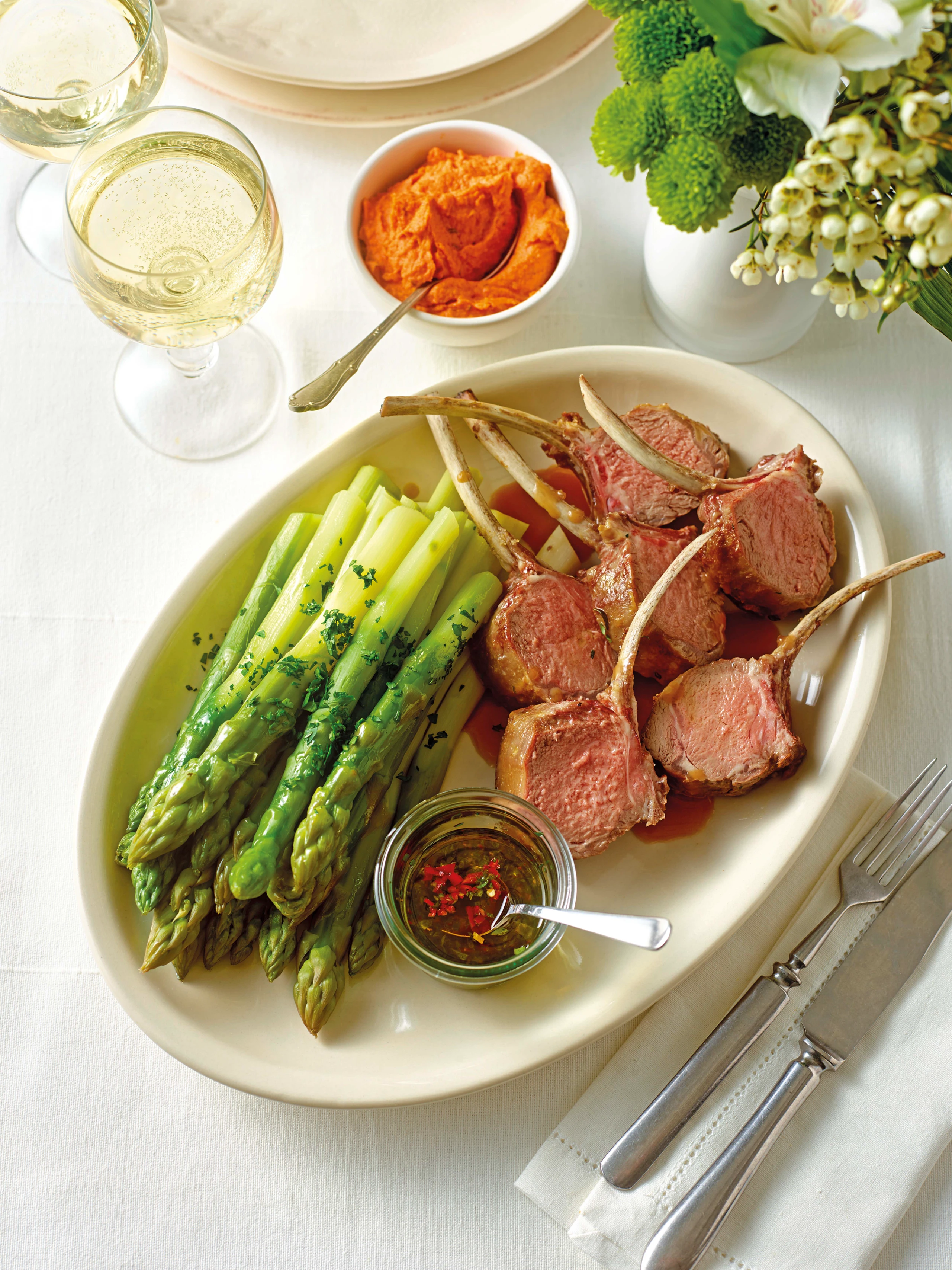 Grüner Spargel mit Lammrack, Paprikahummus und Chiliöl