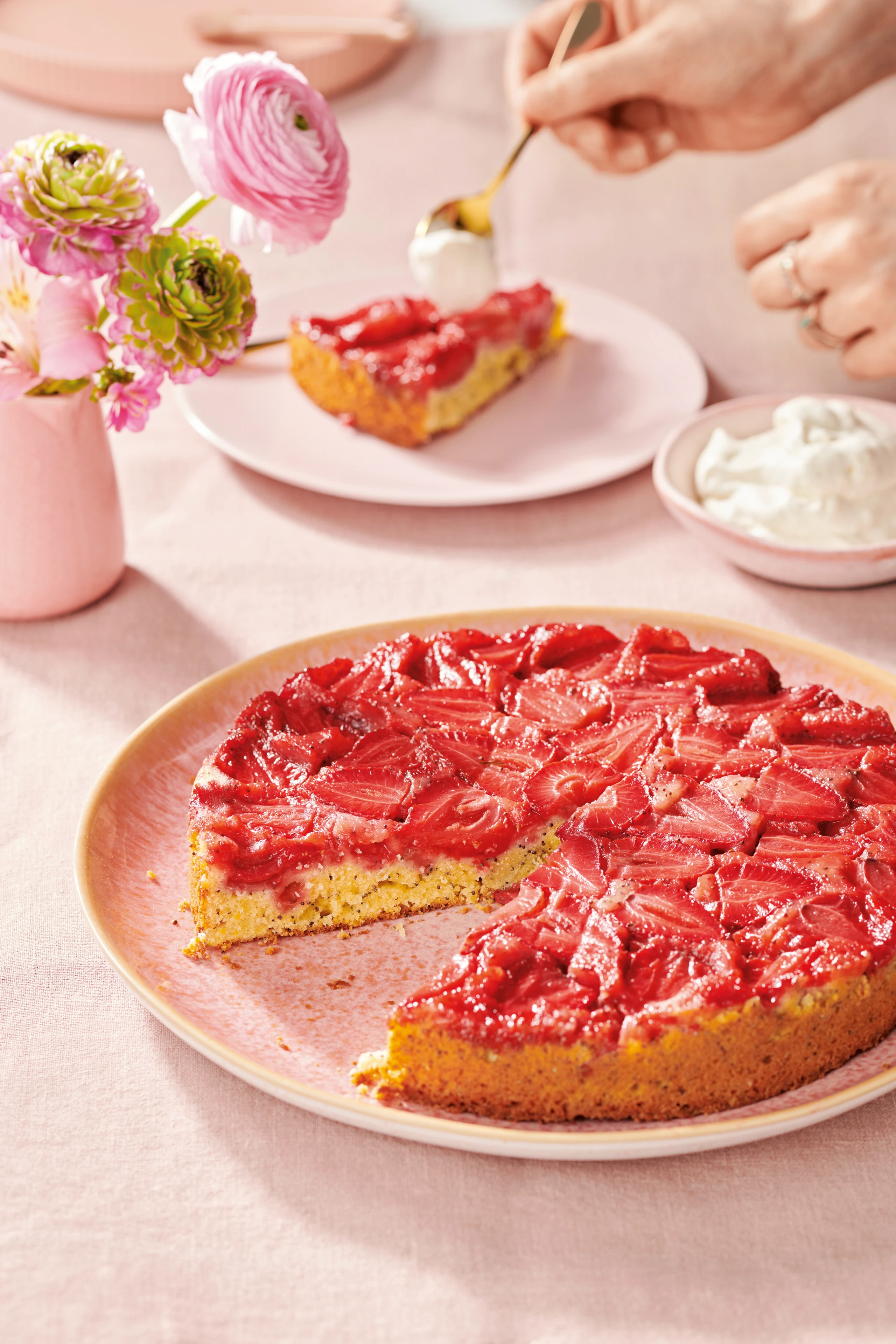 Gestürzter Erdbeer-Mohnkuchen