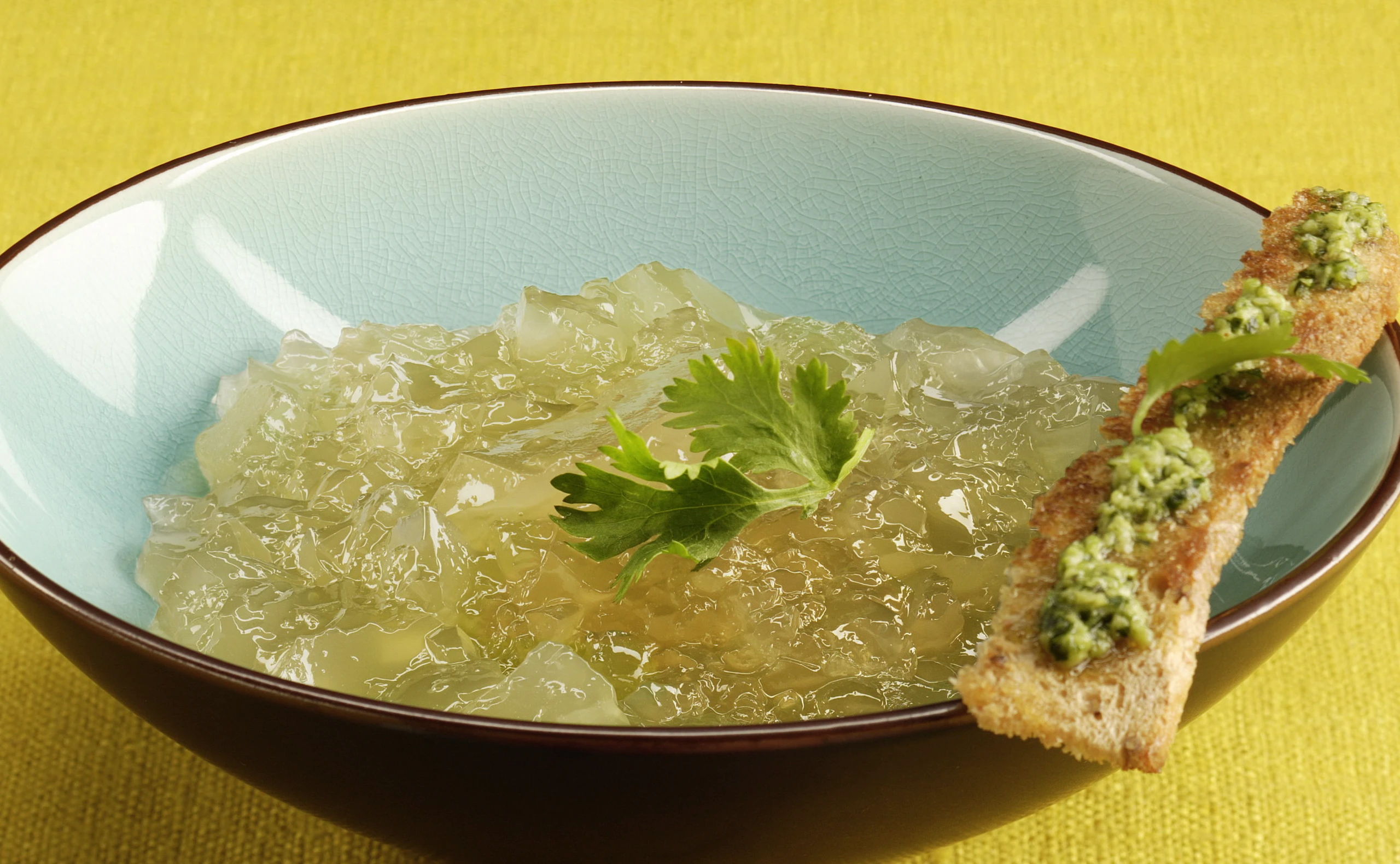 Gelierte Hühnersuppe mit Koriandertoasts
