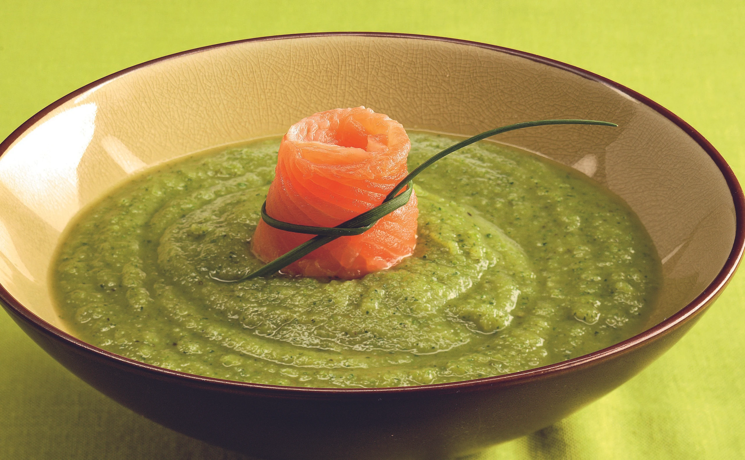 Kalte Zucchinisuppe mit Lachsforellenrose