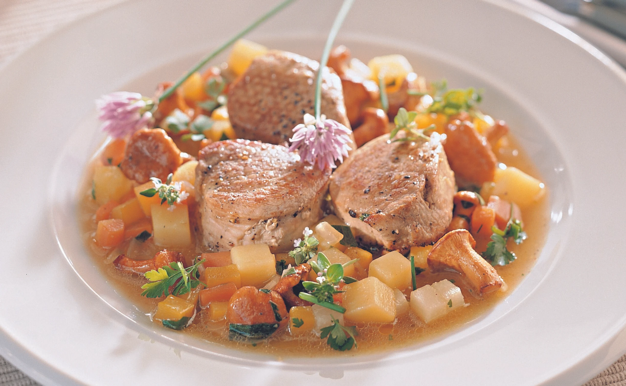 Schweinsfilet im Eierschwammerl-Gemüsefond